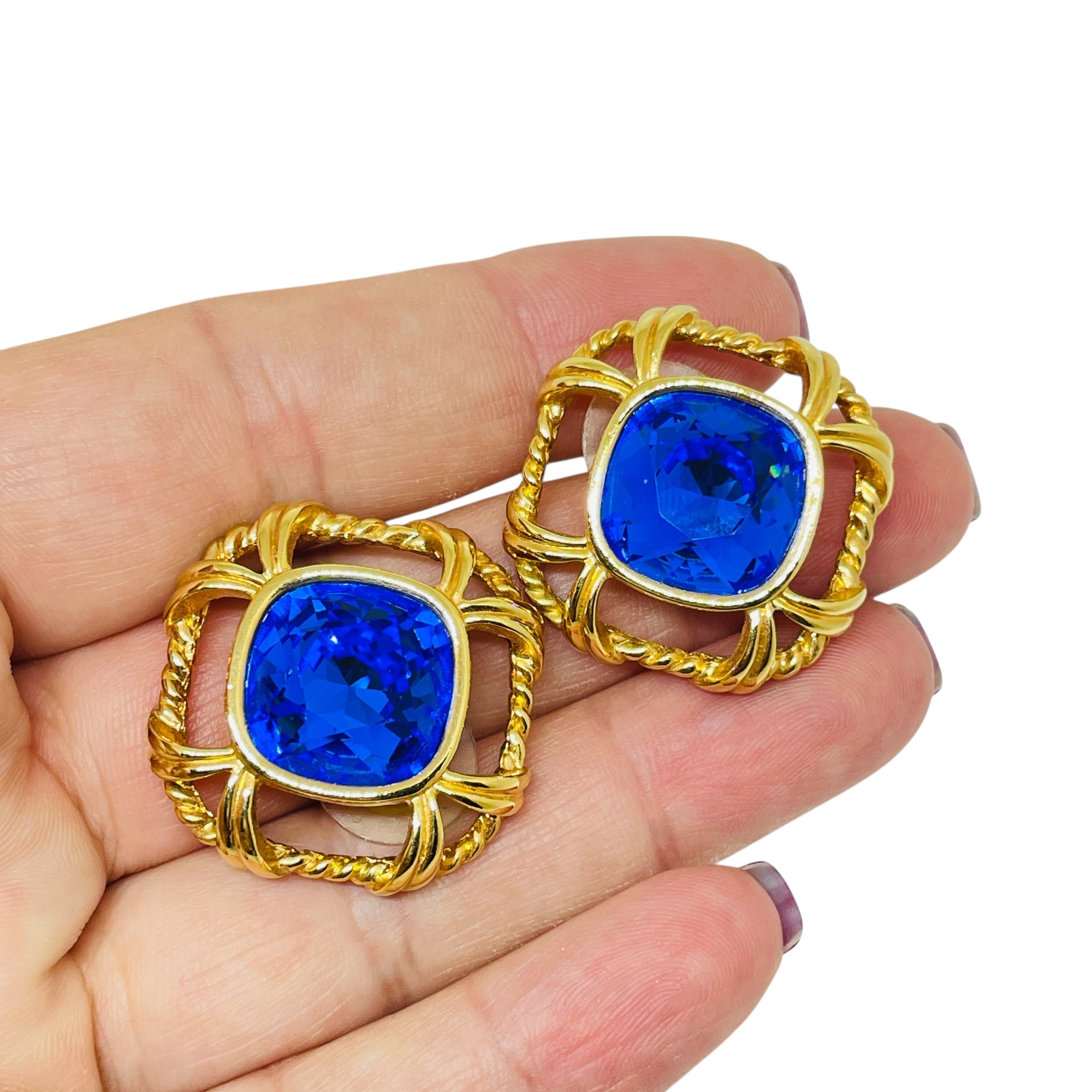 DETAILS

• signed SWAROVSKI swan logo

• gold plated with crystal 

• vintage designer earrings
 
MEASUREMENTS  

• CONDITION

•  very good vintage condition with minimal signs of wear 

 Sku 53

❤️❤️   VINTAGE DESIGNER JEWELRY   ❤️❤️

❤️❤️ 