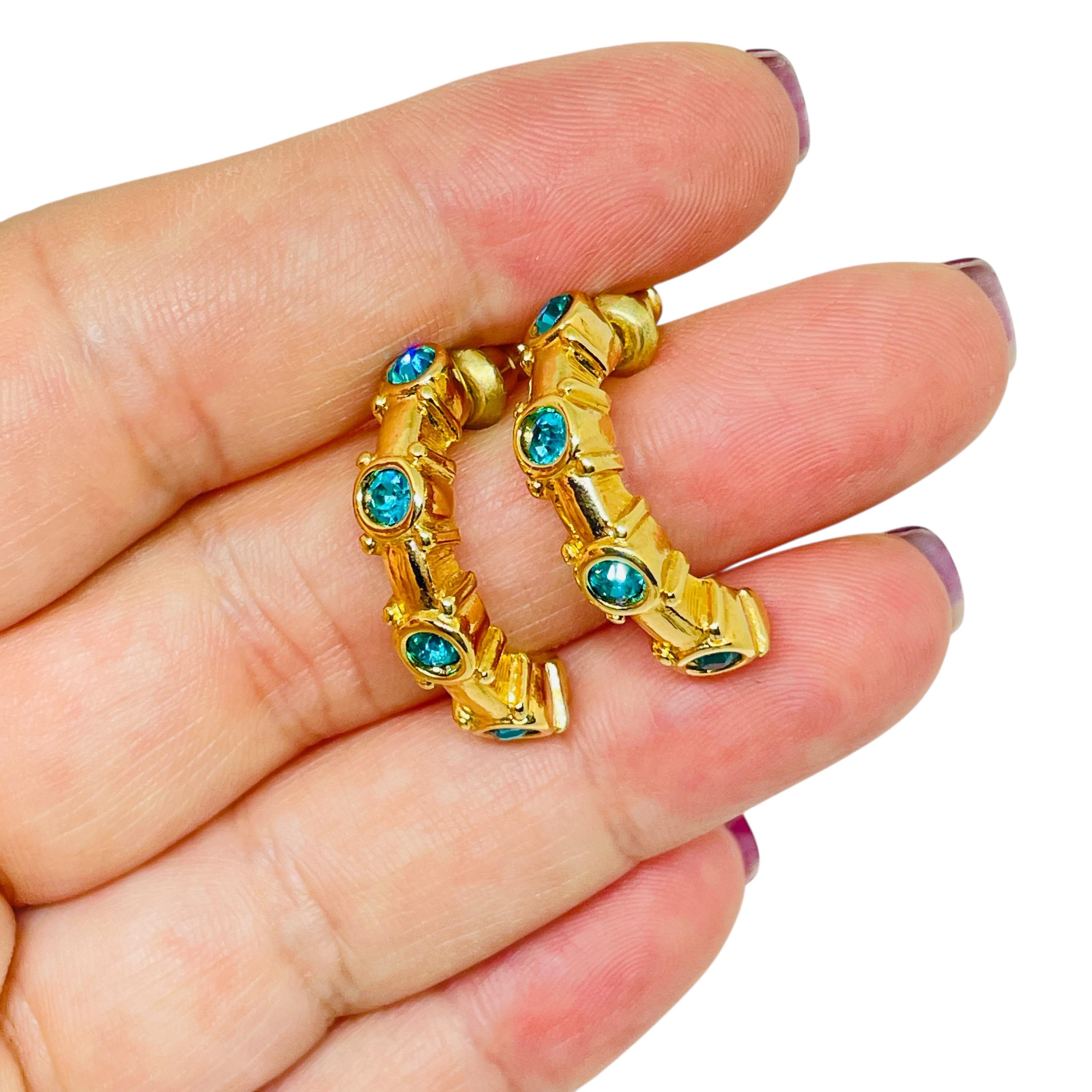 DETAILS

• signed SWAROVSKI swan logo

• gold plated with crystals

• vintage designer earrings
 
MEASUREMENTS  

• CONDITION

•  very good vintage condition with minimal signs of wear 

 Sku 54

❤️❤️   VINTAGE DESIGNER JEWELRY   ❤️❤️

❤️❤️ 