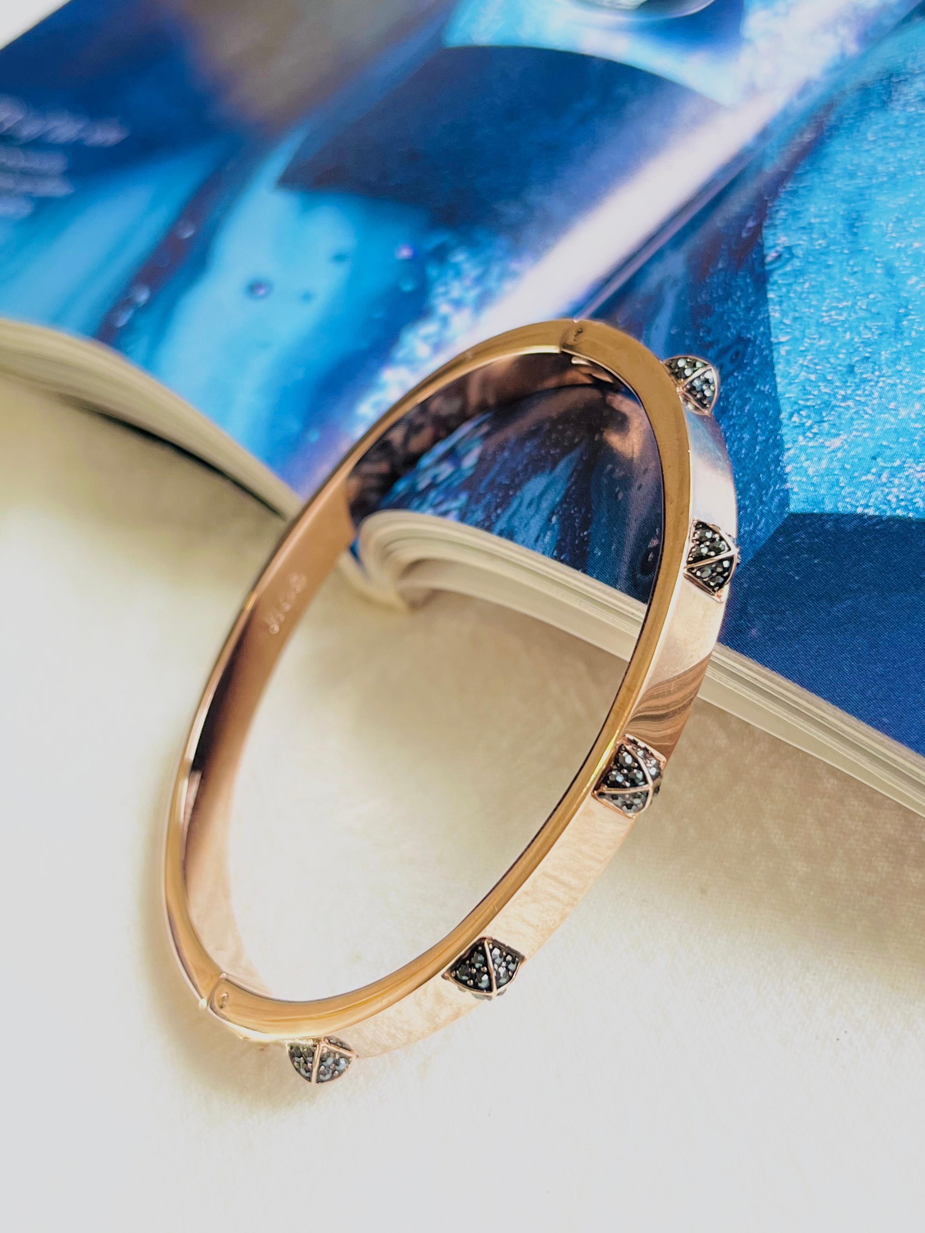 Bracelet jonc SWAROVSKI en cristals carrés noirs foncés et plaqués or rose, taille M Neuf - En vente à Wokingham, England