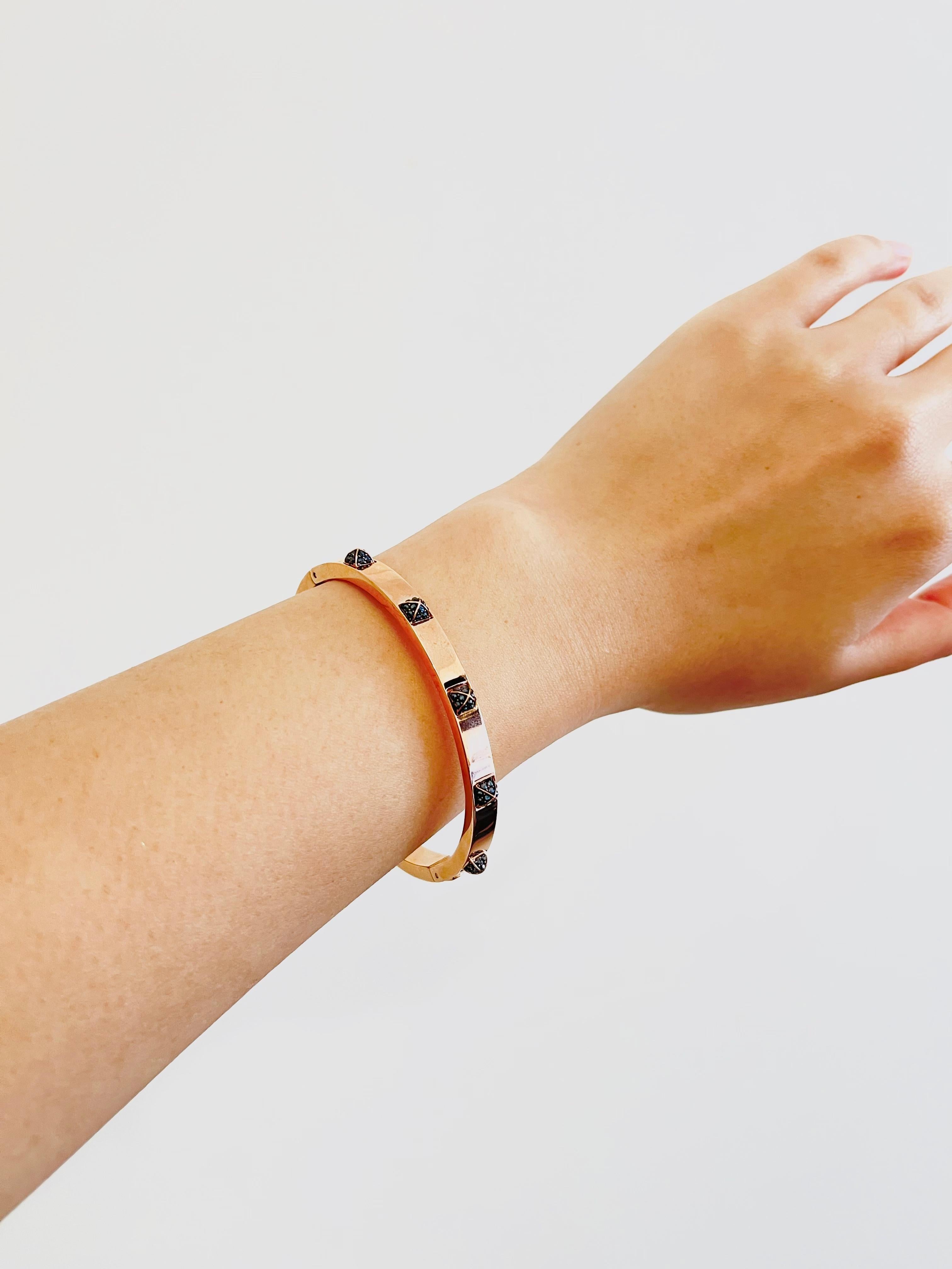 Bracelet jonc SWAROVSKI en cristals carrés noirs foncés et plaqués or rose, taille M Unisexe en vente
