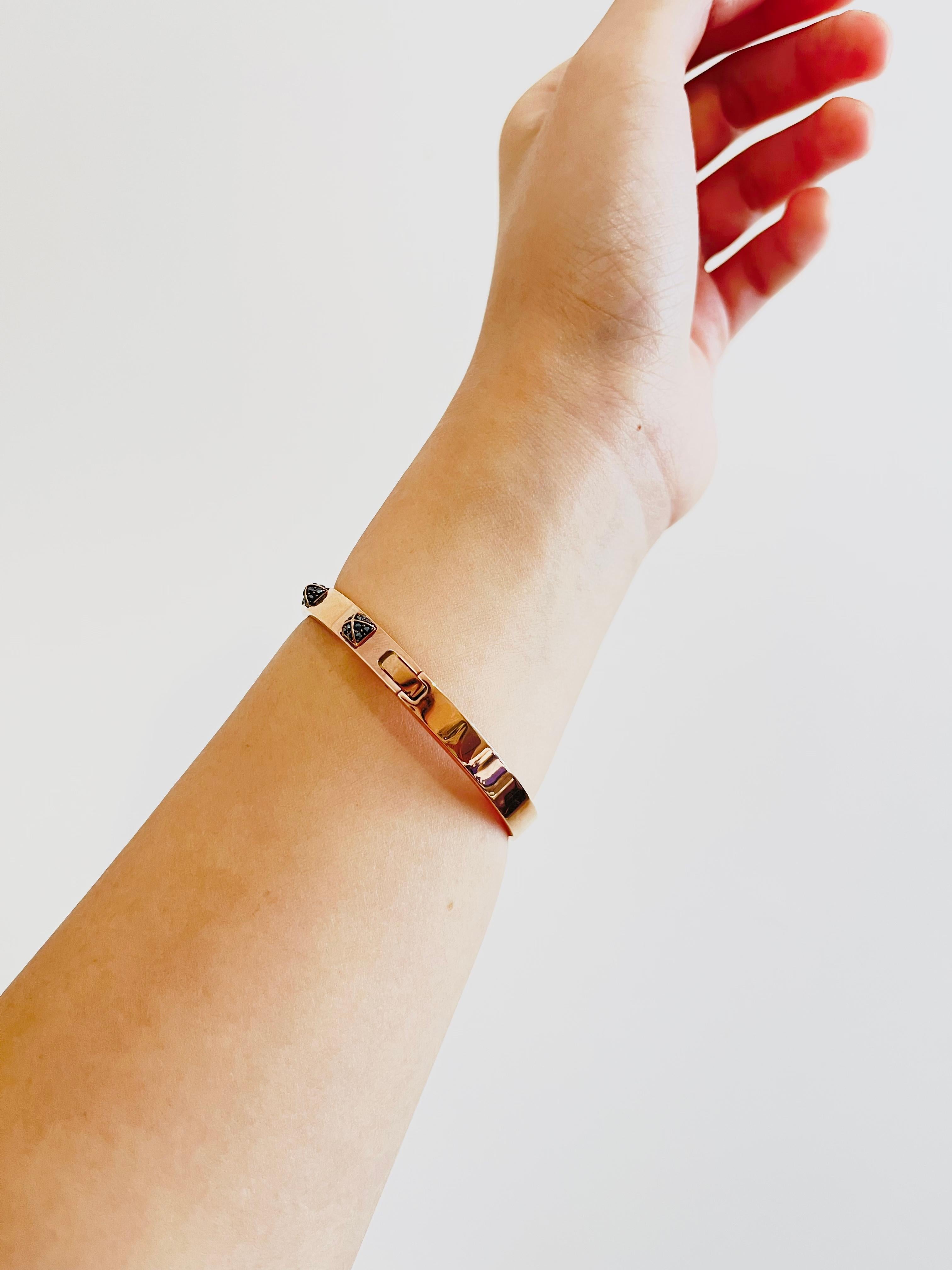 Bracelet jonc SWAROVSKI en cristals carrés noirs foncés et plaqués or rose, taille M en vente 1