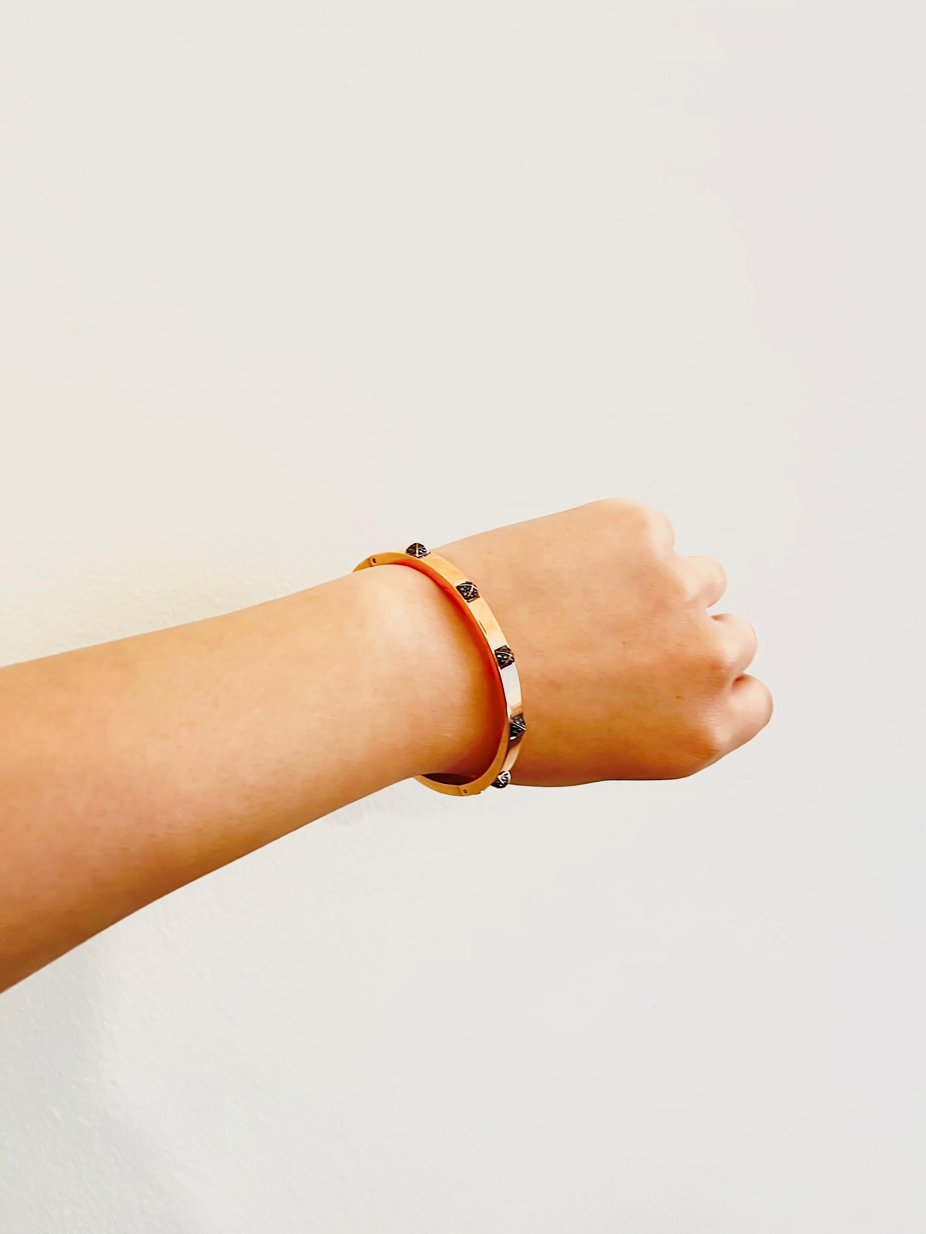 Bracelet jonc SWAROVSKI en cristals carrés noirs foncés et plaqués or rose, taille M en vente 2