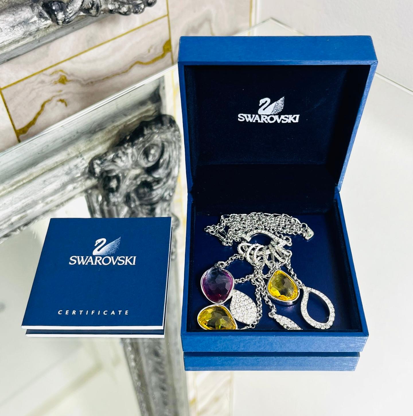 Swarovski Vintage 1980er Jahre Kristall & Sterling Silber Halskette

Sechs Ringe in Kristallschichten mit baumelnden Ketten und übergroßen, farbigen Kristallanhängern in Lila und Gelb.

Heldly ist an einer silbernen Gliederkette mit