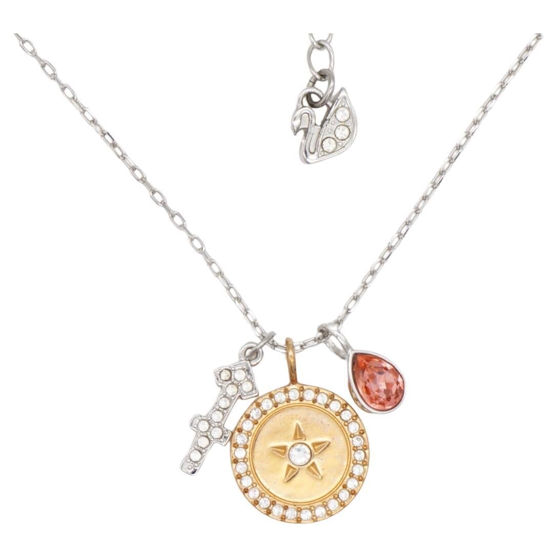 Collana con ciondolo a goccia a forma di croce del Sagittario di Swarovski, tonalità oro rosa

Buone condizioni, qualche leggera ossidazione, appena percettibile.

Viene fornito con scatola, certificato e cartellino, 100% autentico.

Il Ciondolo