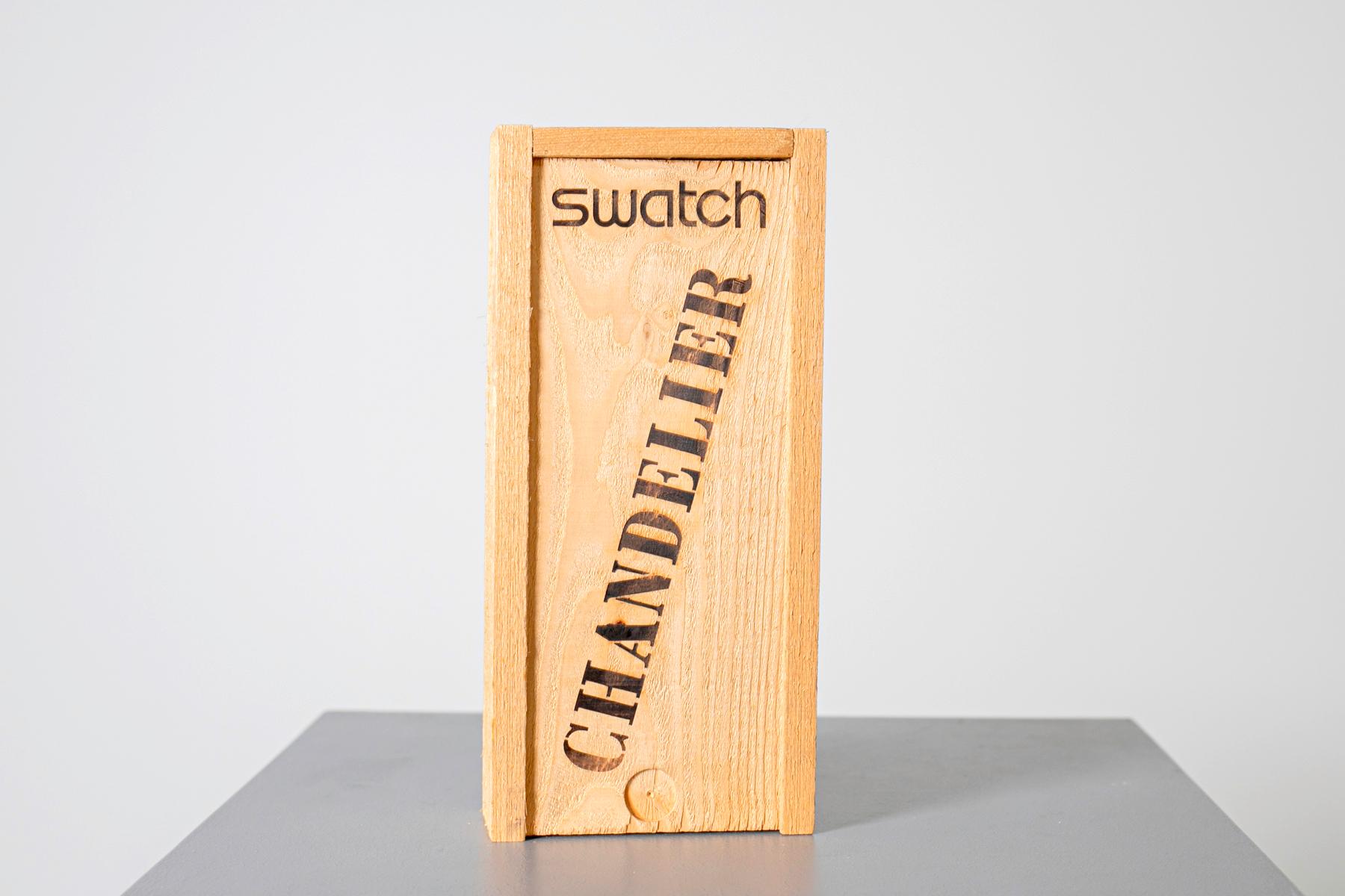 Swatch Chandelier, Christmas edition 1992.
The watch is contained in its original box, in excellent condition, never worn and has the certificate of guarantee of the period.
The watch is housed in a wooden box with straw, an old newspaper and a