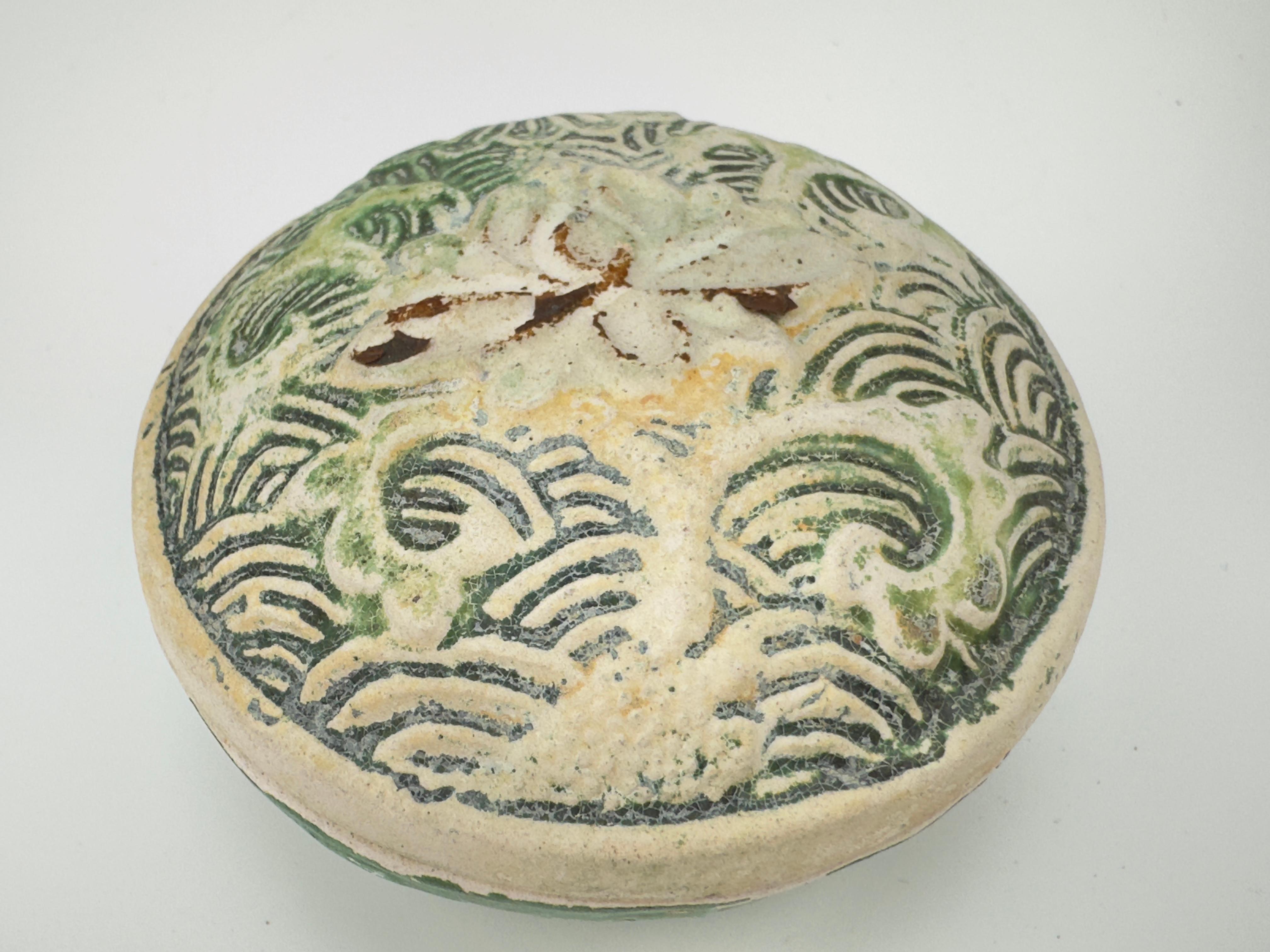 Swatow Lidded Boxes in the shape of Waves and Flowers, Late Ming Era(16-17th c) For Sale 3