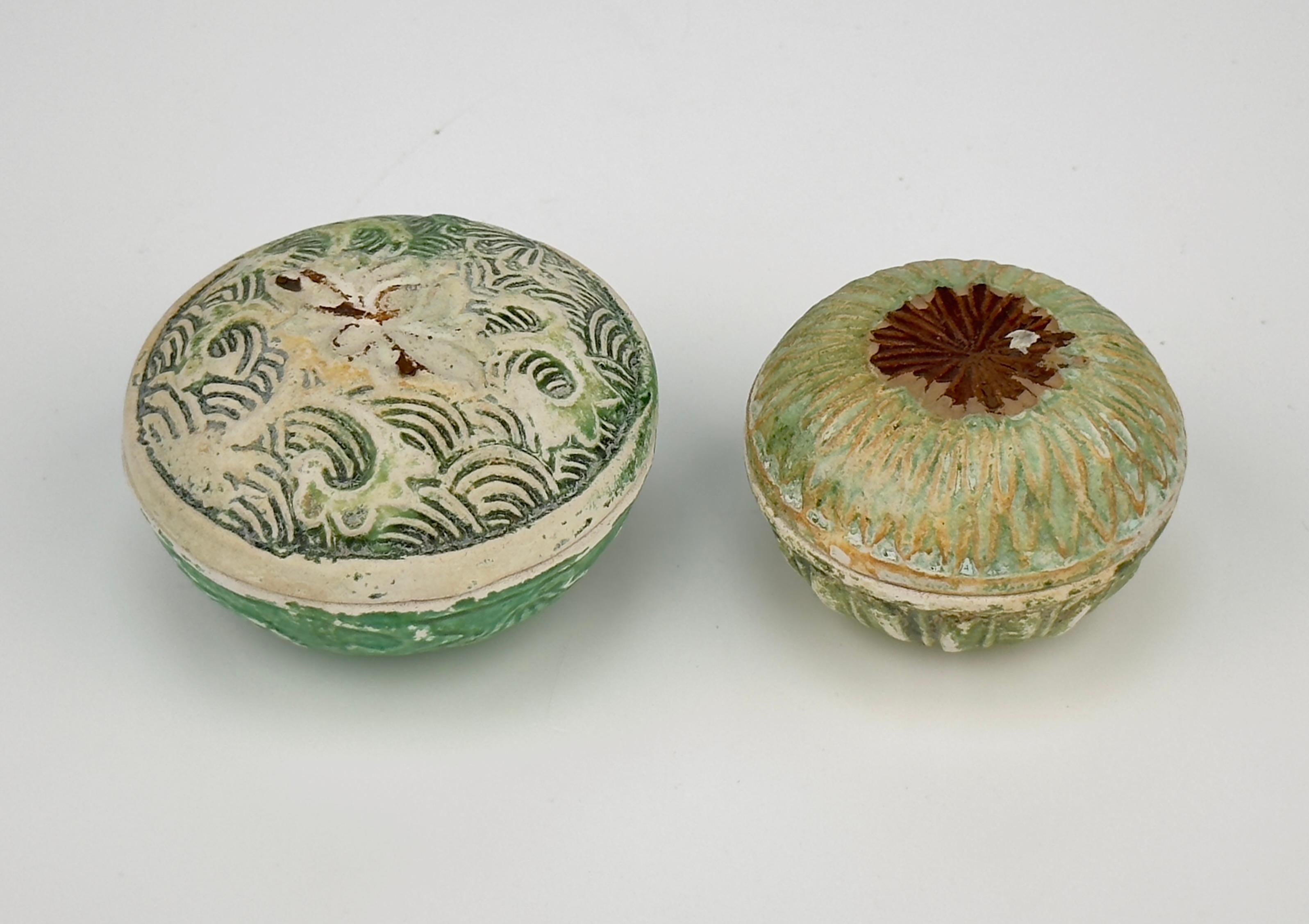 Swatow Lidded Boxes in the shape of Waves and Flowers, Late Ming Era(16-17th c) For Sale 6