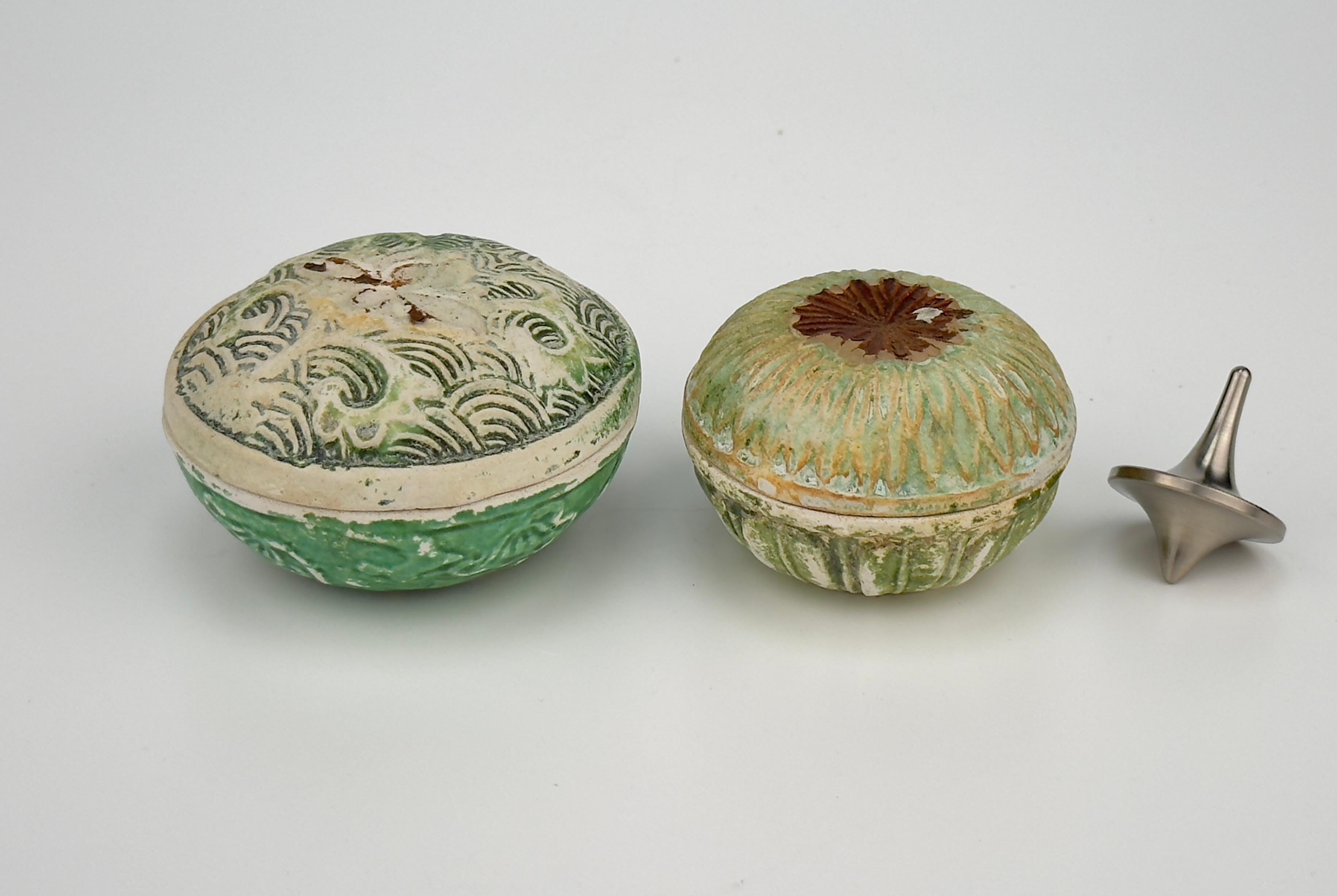 Glazed Swatow Lidded Boxes in the shape of Waves and Flowers, Late Ming Era(16-17th c) For Sale