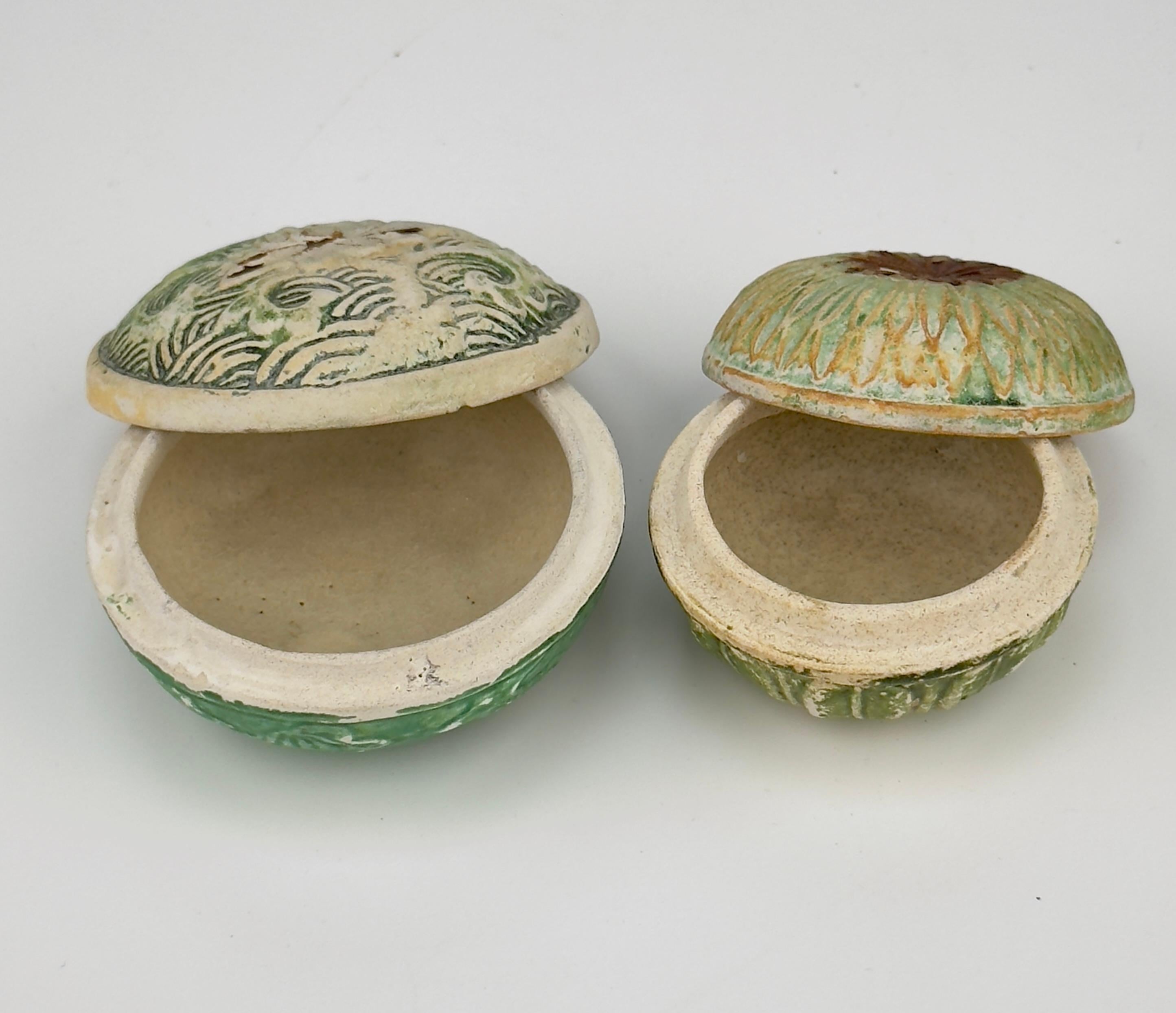 18th Century and Earlier Swatow Lidded Boxes in the shape of Waves and Flowers, Late Ming Era(16-17th c) For Sale