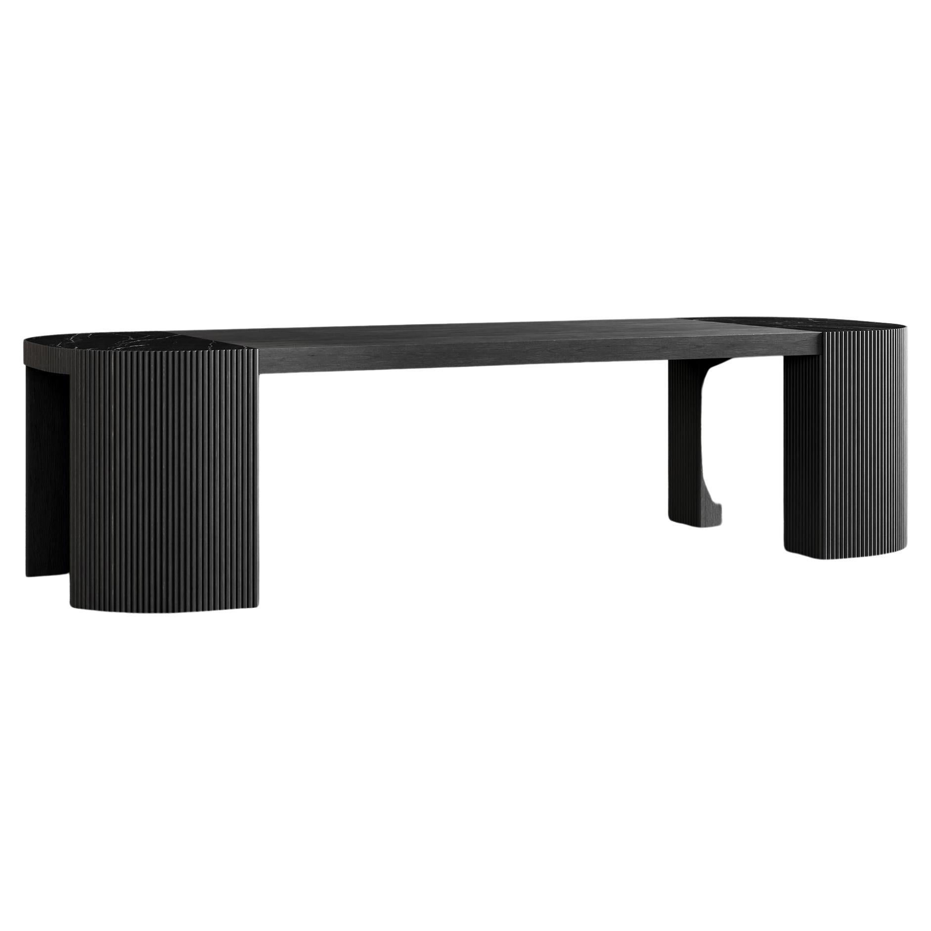 SWAY DINING TABLE – modernes Design mit Sandy & Ebenholz-Eiche + Nero Marquina-Marmor

Der Sway Esstisch ist ein atemberaubendes Möbelstück, das modernes Design nahtlos mit klassischen Elementen verbindet. Die schlichte Tischplatte aus Ebenholz mit