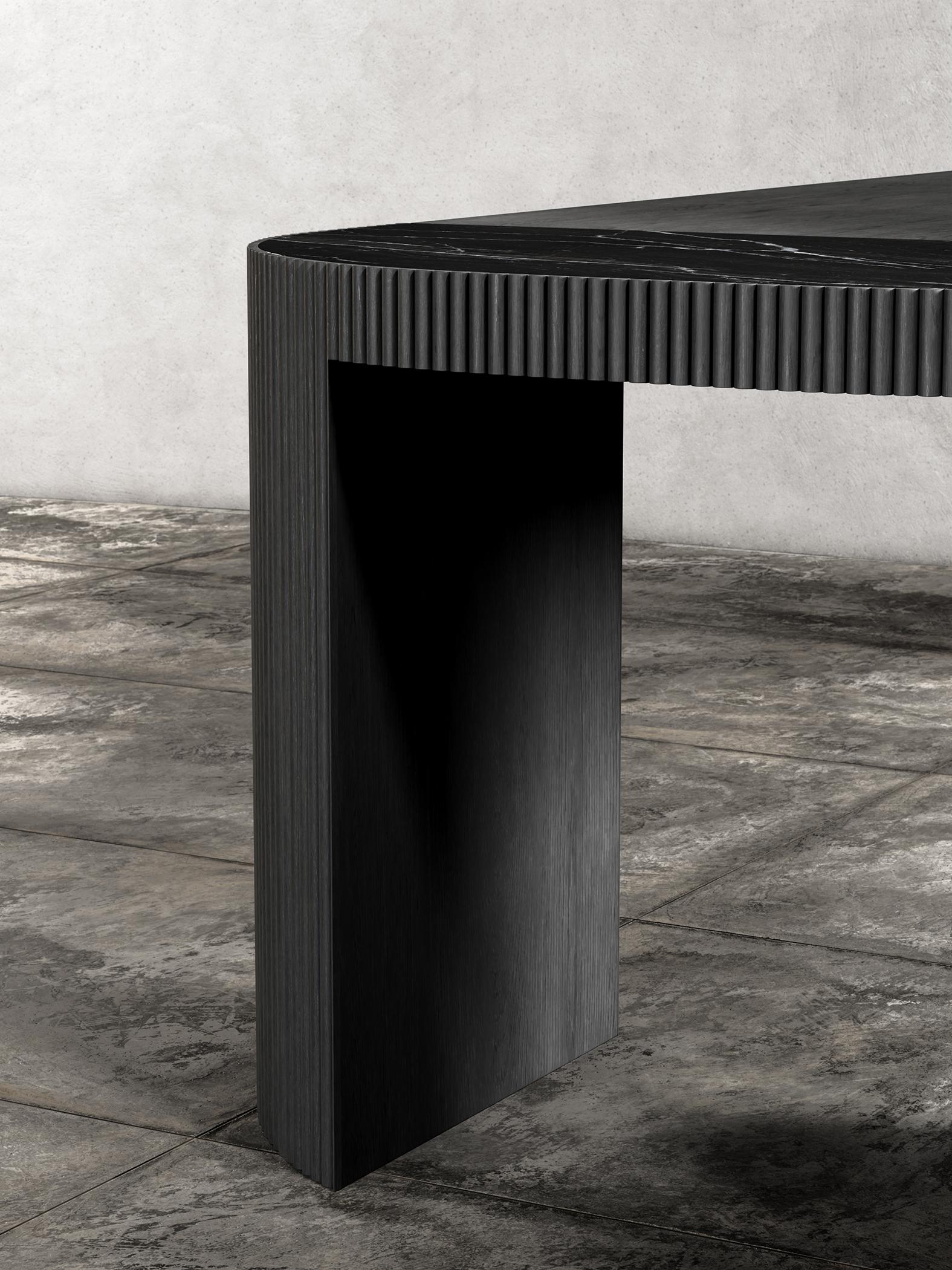 SWAY DINING TABLE – modernes Design mit Ebenholz-Eiche + Nero Marquina-Marmor (amerikanisch) im Angebot