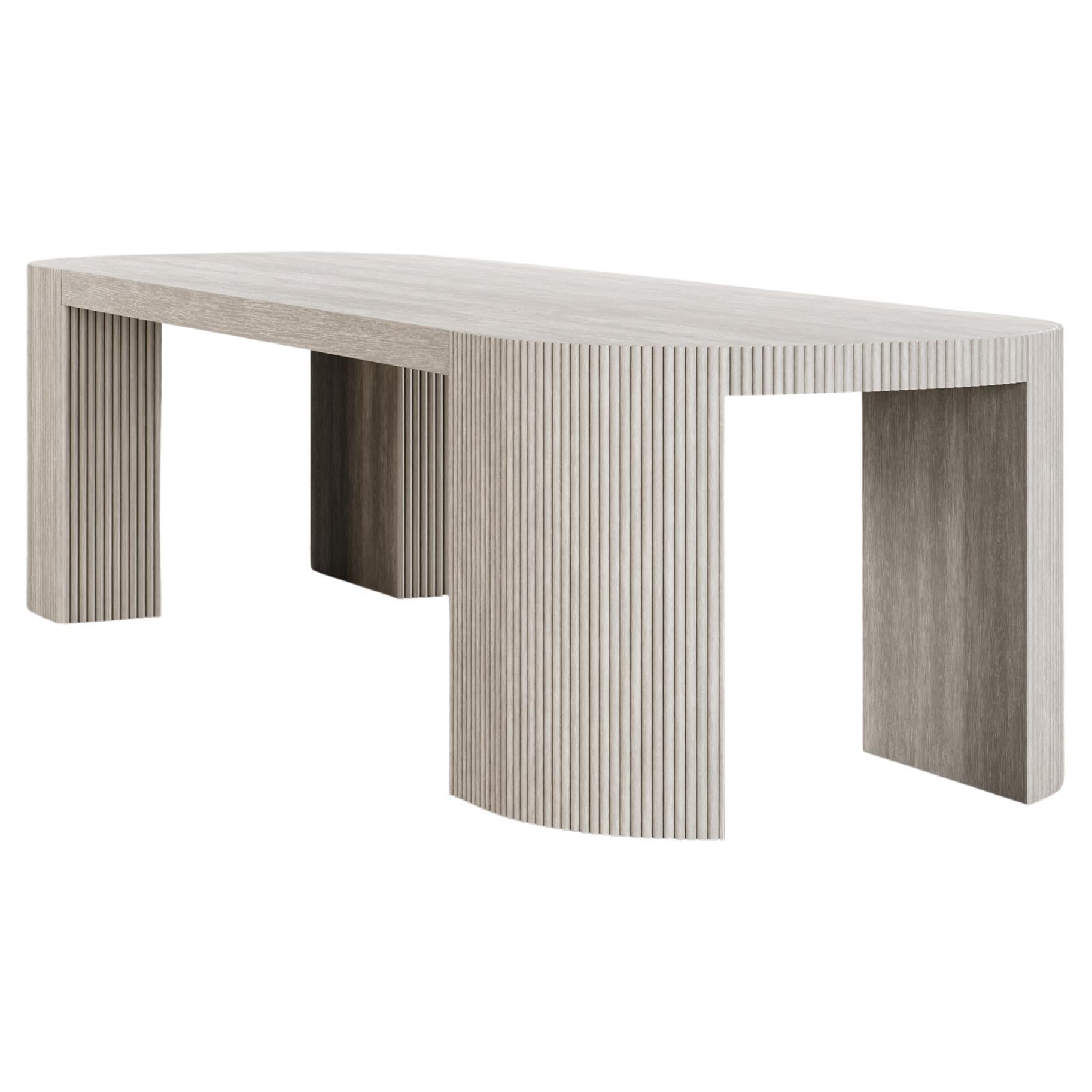 SWAY DINING TABLE – modernes Design mit sandfarbenem Eichenholz + mattem Lack
