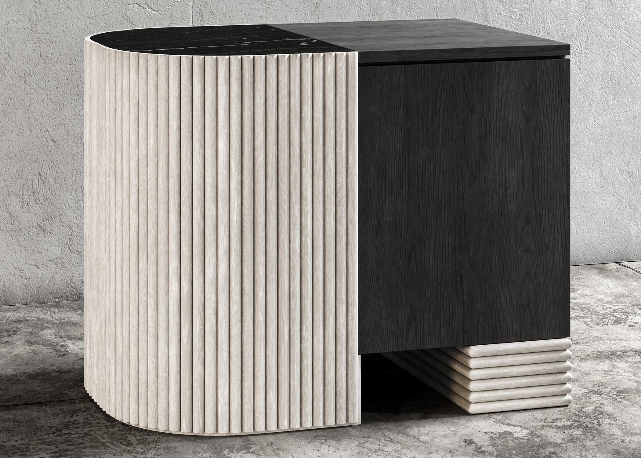 TABLE DE NUIT SWAY - Design Modern avec chêne sable et ébène + marbre Nero Marquina

La table de nuit Sway est un meuble magnifique et moderne qui rehaussera le style de toute chambre à coucher. Fabriquée à partir de bois de haute qualité, le chêne