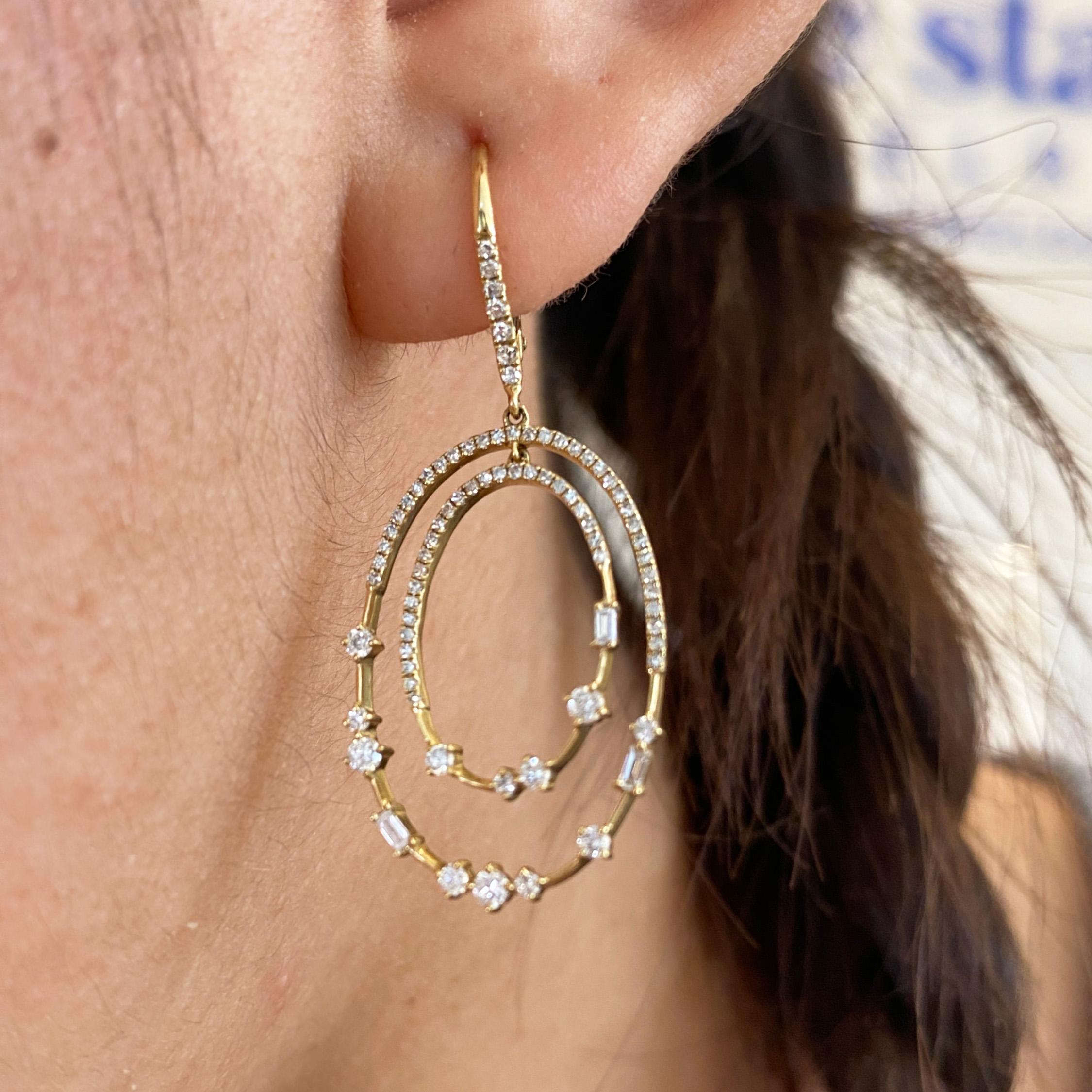 Boucles d'oreilles satellites ovales à diamant oscillant .83 carats 14KYG 1.5-inch Dangle Earrings Neuf - En vente à Austin, TX