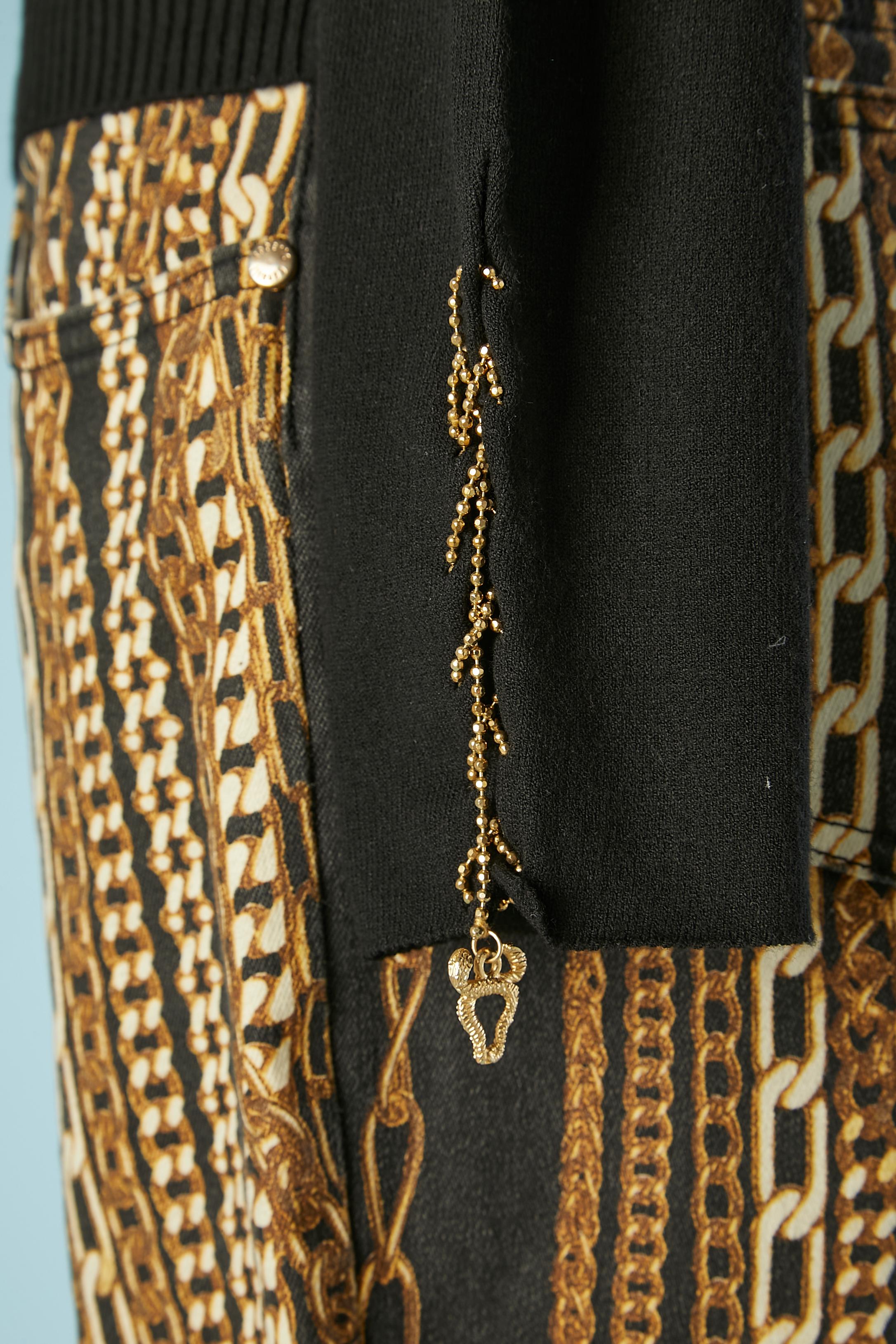 Conjunto de jersey y pantalón estampado con cadenas metálicas doradas Roberto Cavalli en venta 1