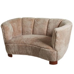 Causeuse arrondie en shearling, Suède 1950s