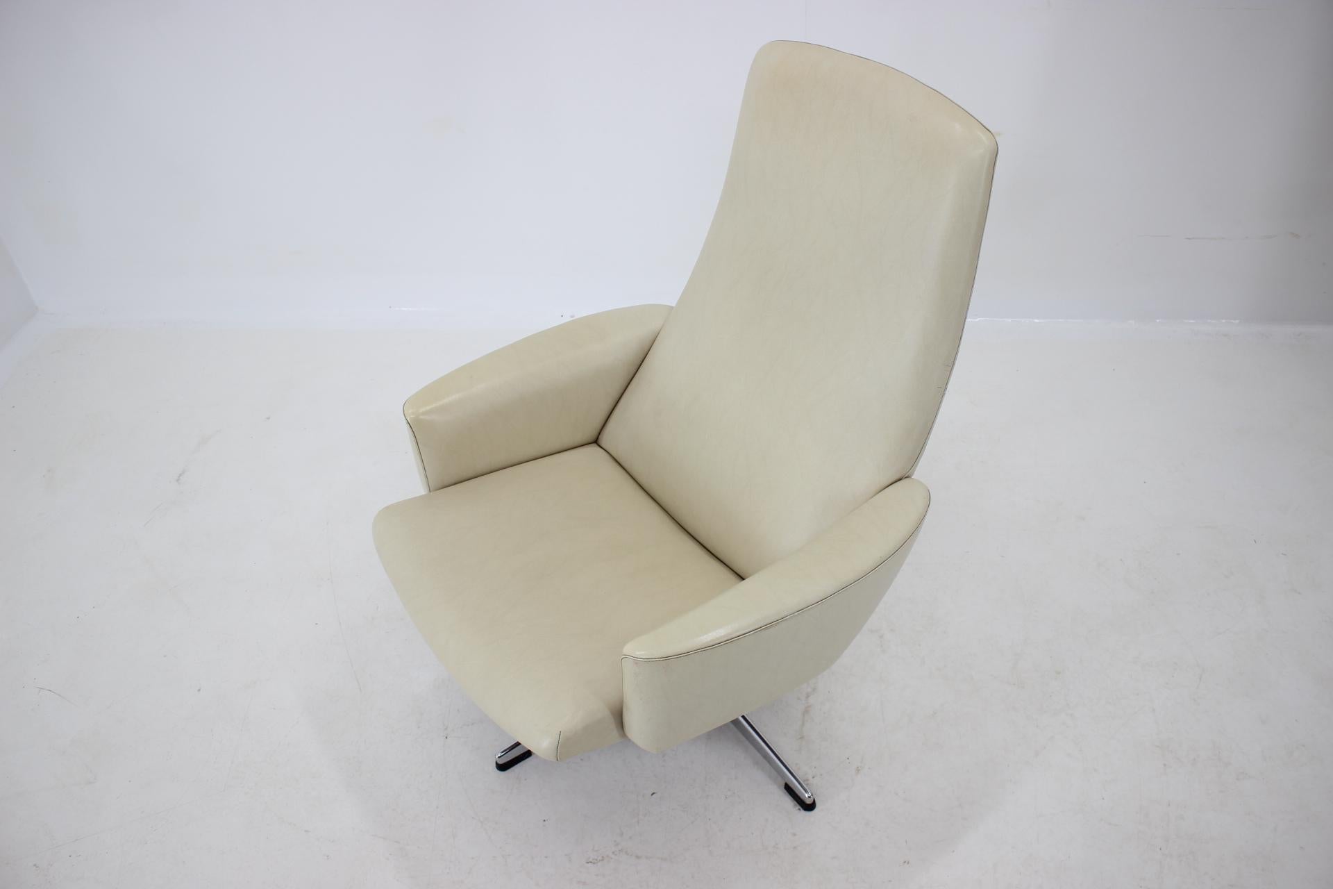 Sweden Beige Swivel Chair for Asko, 1970s For Sale 3