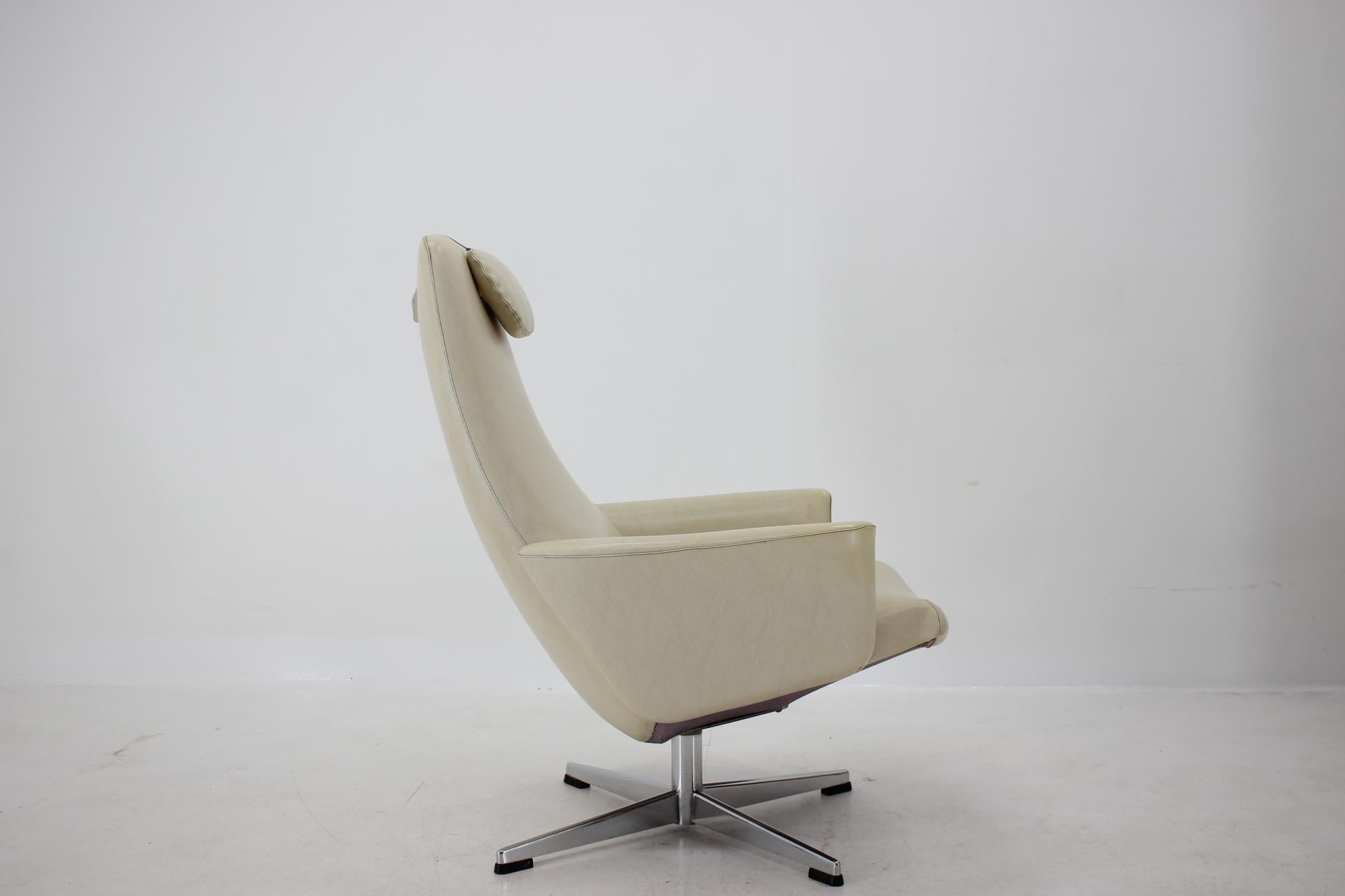 beige leather swivel chair
