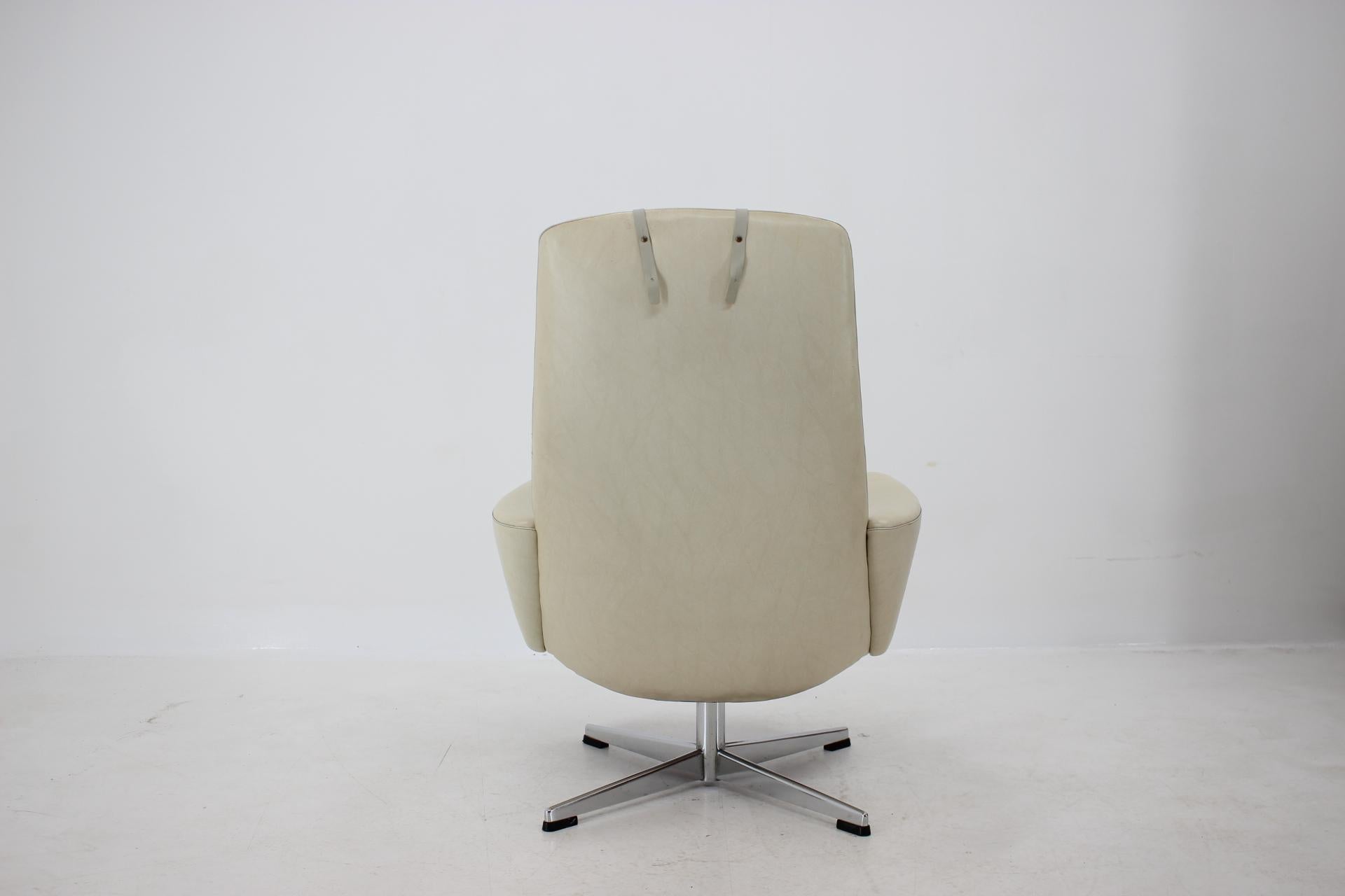Mid-Century Modern Sweden Beige Swivel Chair for Asko, 1970s For Sale