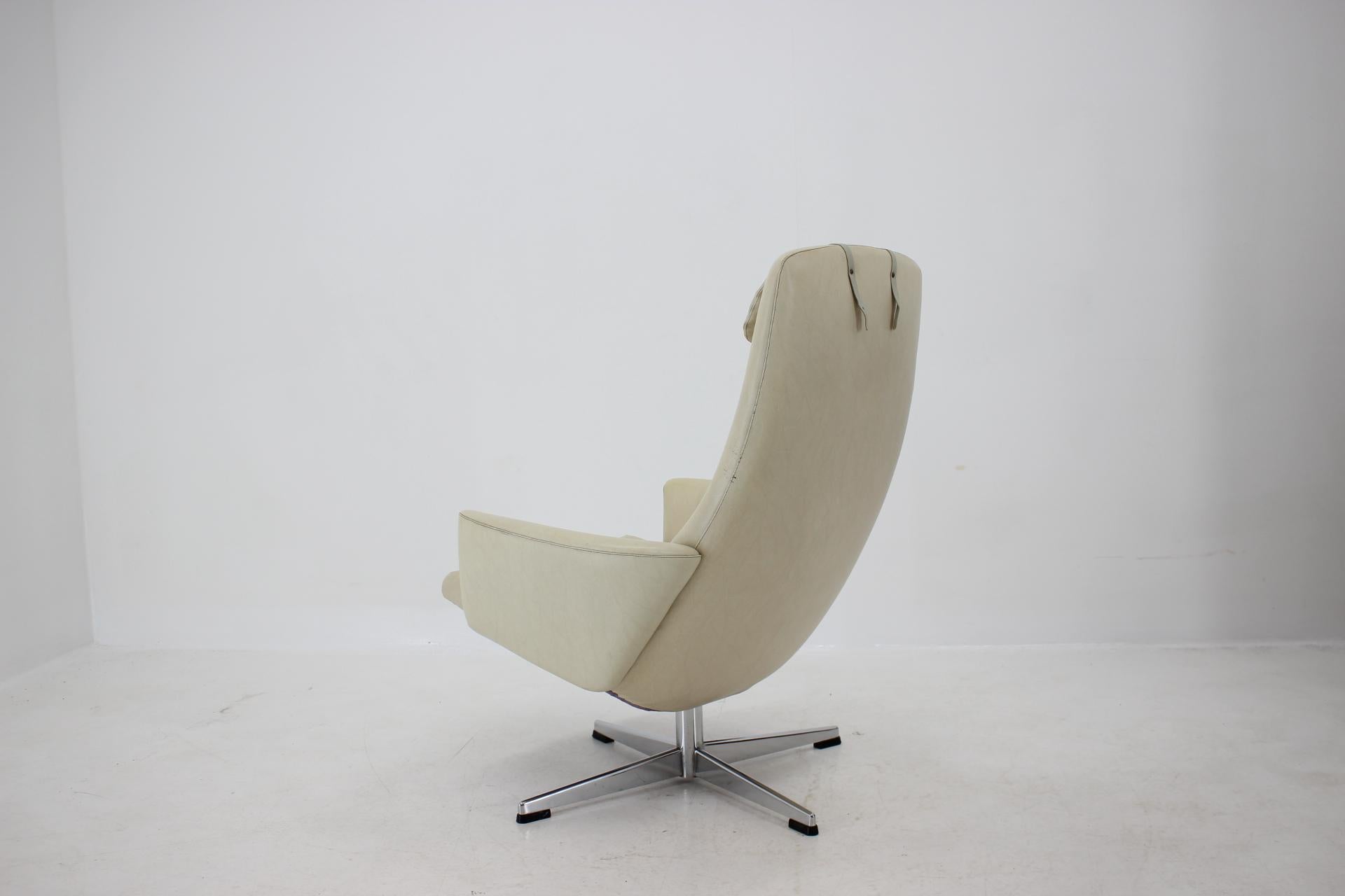 Swedish Sweden Beige Swivel Chair for Asko, 1970s For Sale