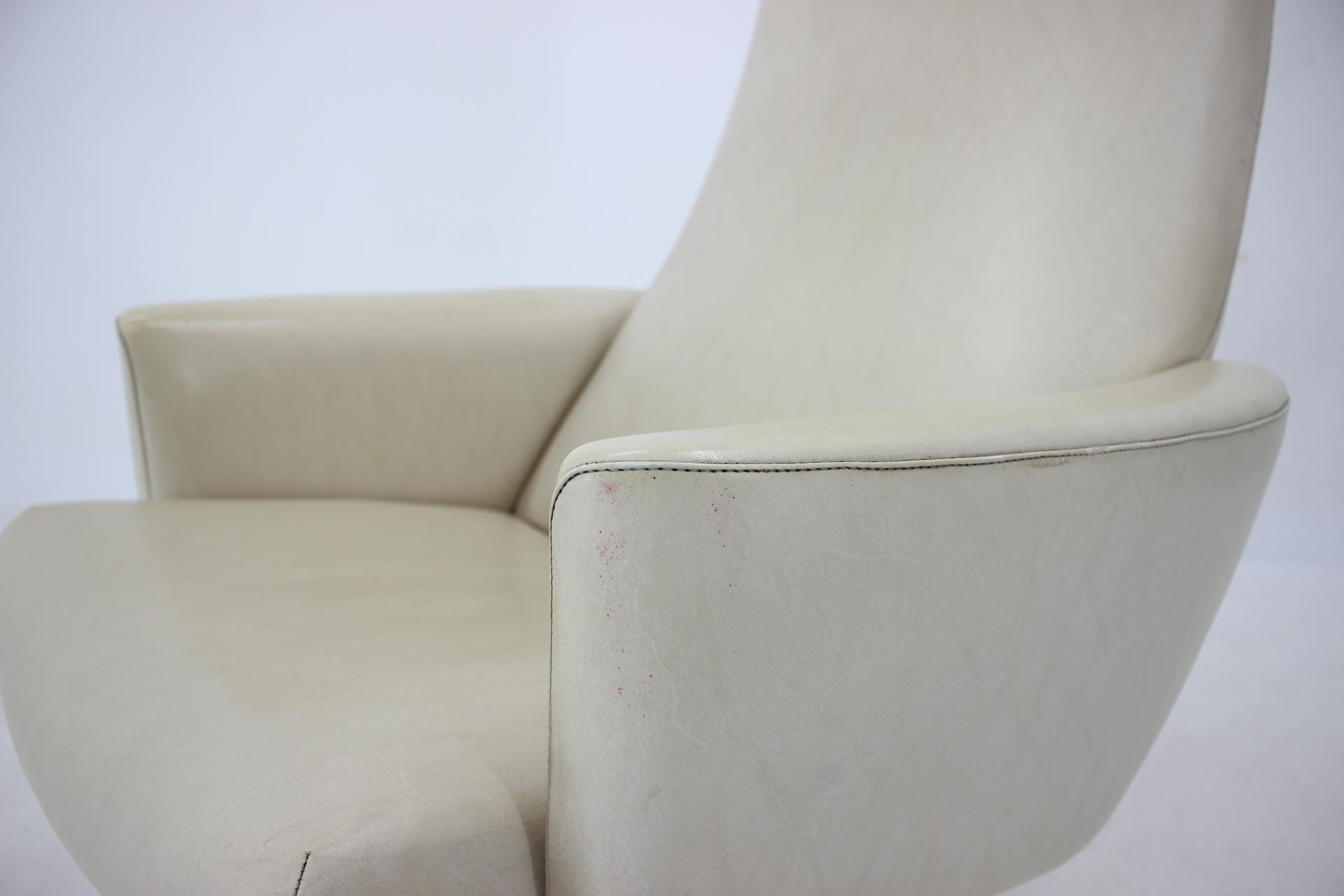 Sweden Beige Swivel Chair for Asko, 1970s In Good Condition For Sale In Praha, CZ