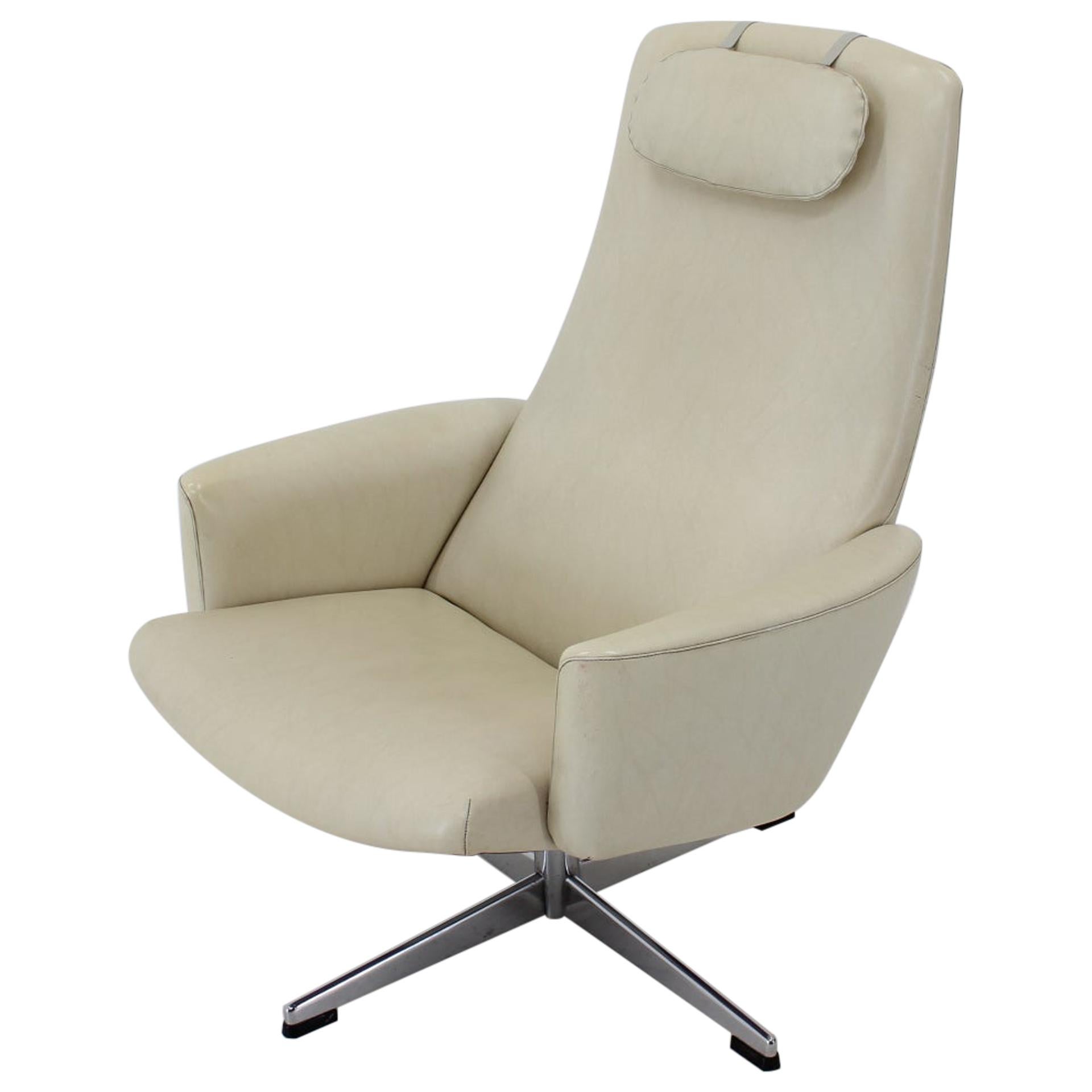 Fauteuil pivotant beige de Suède pour Asko:: 1970 en vente