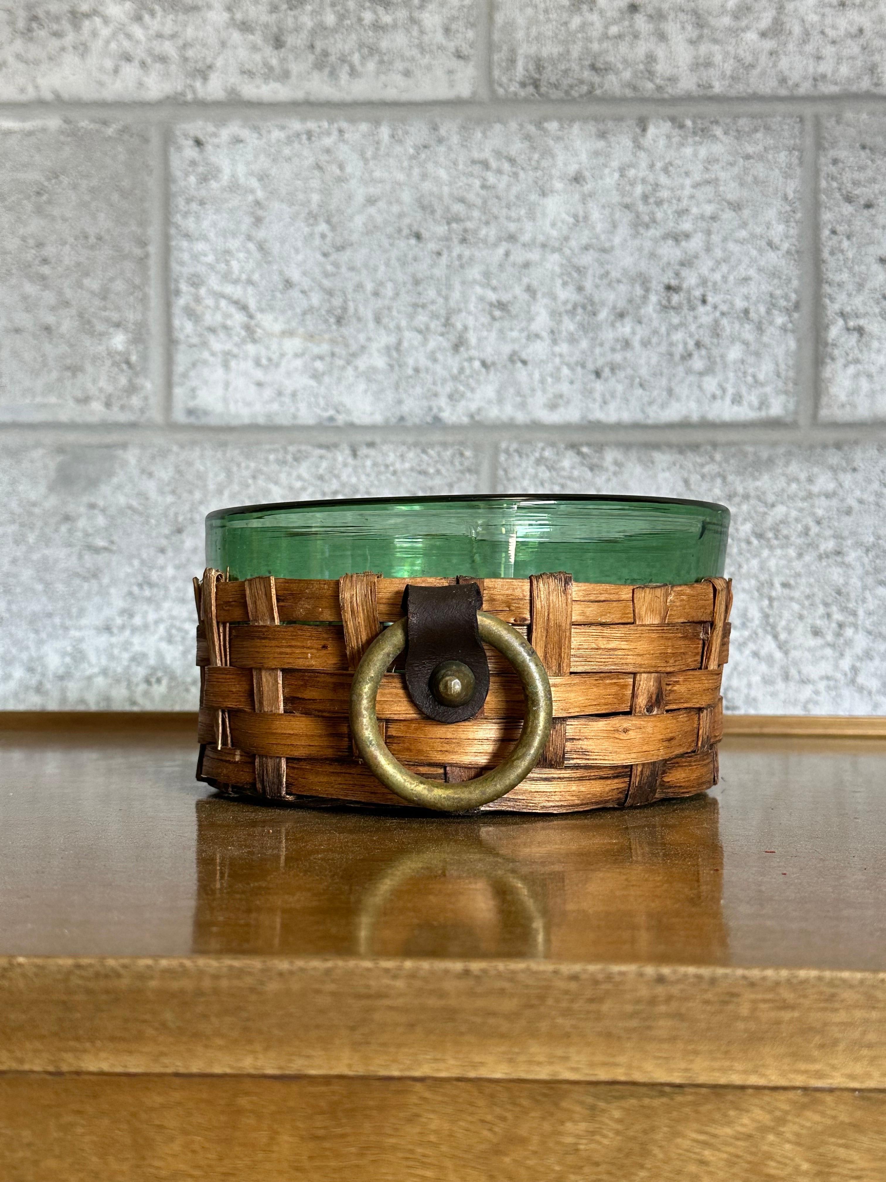 Mid-Century moderno Ciotola grande in vetro e vimini verde Svezia in vendita