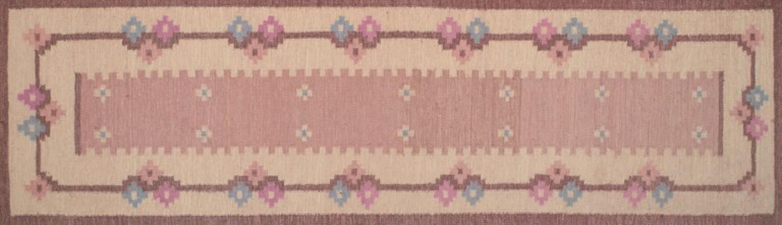 Suède, chemin de table Rölakan en laine tissée à la main.
Design/One.
Milieu du 20e siècle.
En parfait état.
Dimensions : 250 cm x 77 cm : 250 cm x 77 cm.