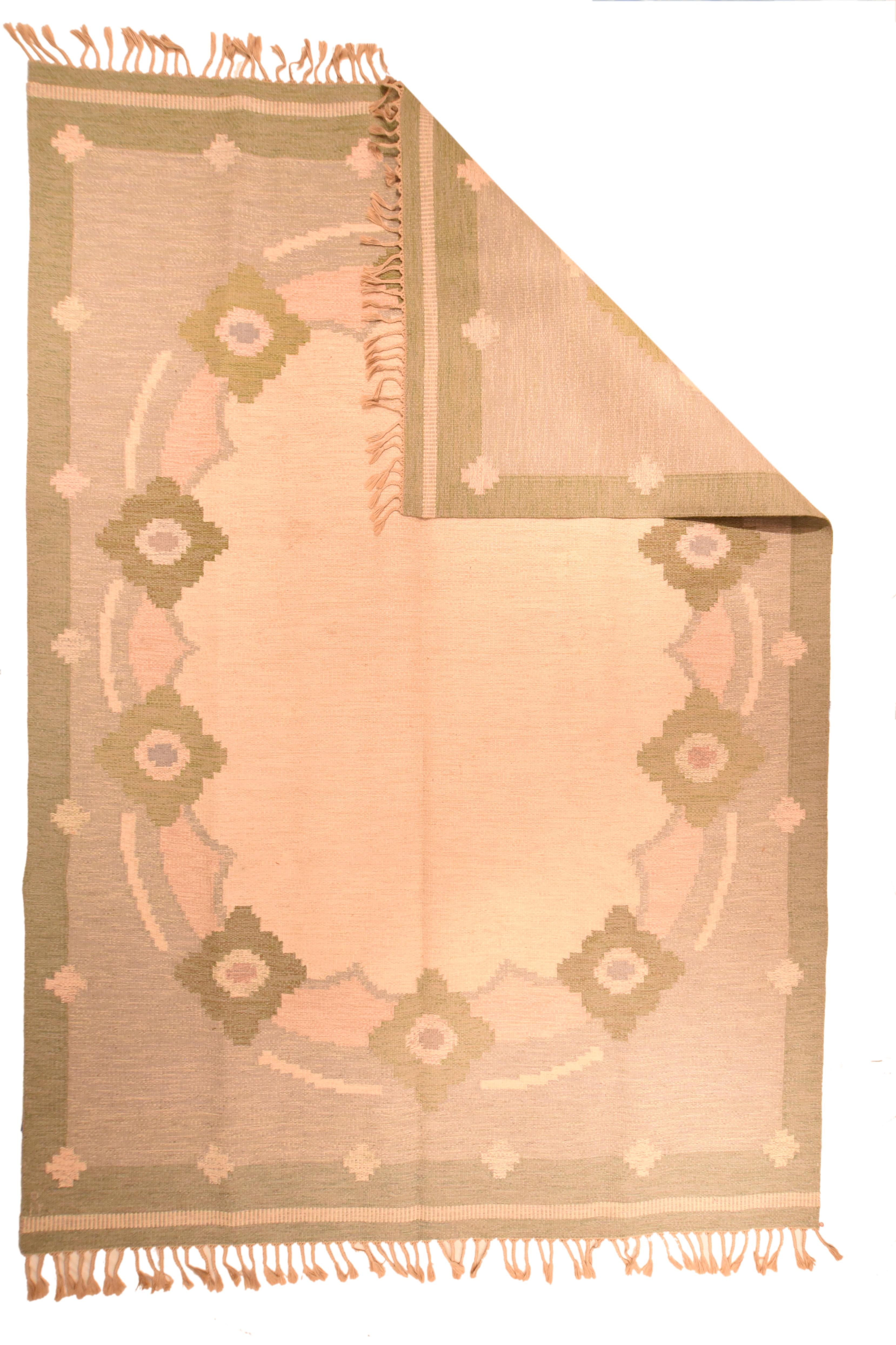 Dans un style Art déco européen simplifié, un champ de paille ovale ouvert est ancré à la bordure par dix rosettes festonnées de couleur rouille et ocre. Bordure extérieure en rouille unie. Armure de tapisserie à chaîne partagée moyennement