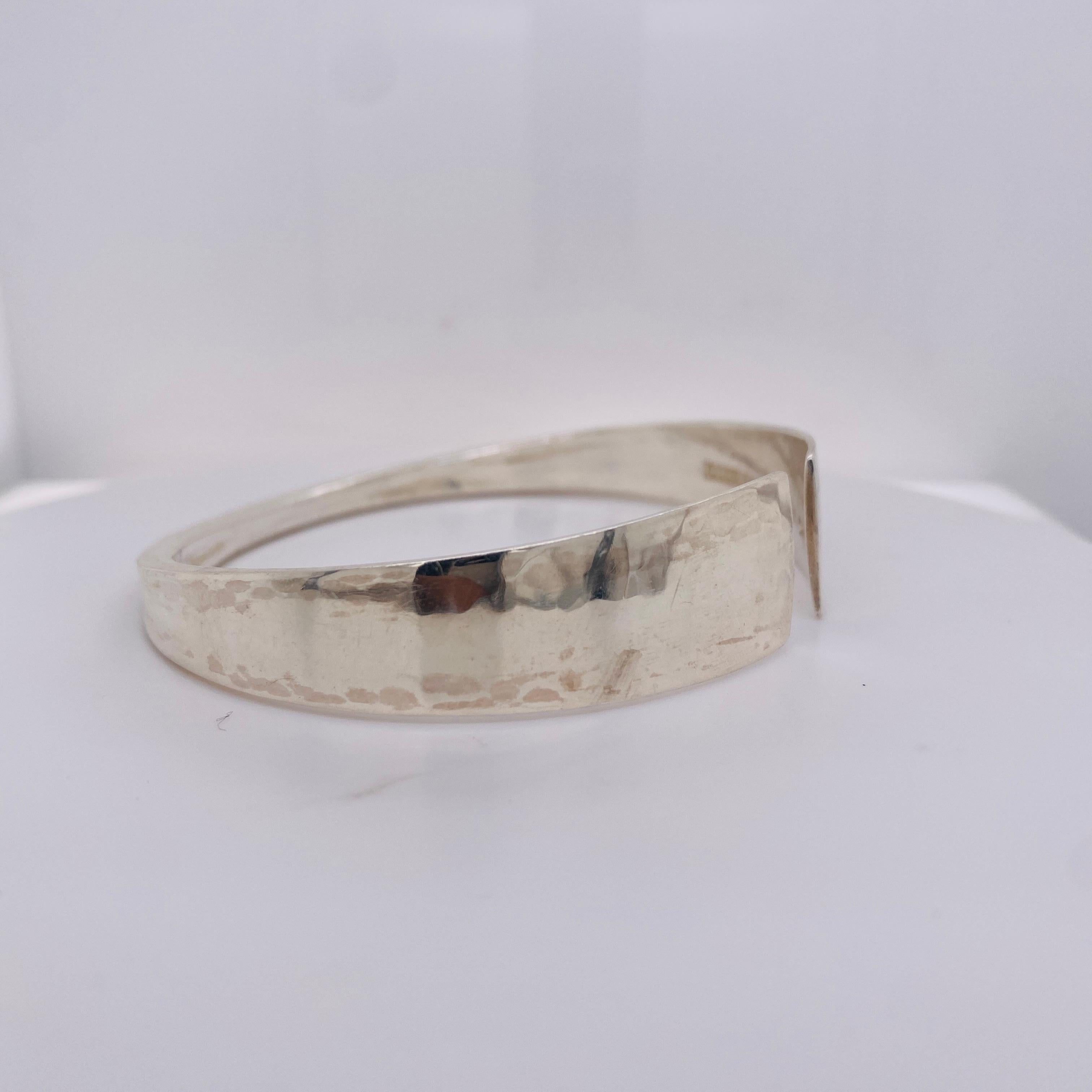 Olov Barve (1930-2014) for Ibe Dahlquist, Visby 1970s. A heavy sterling silver bangle. Lightly hammered surface. Perfect condition. Inside measurements 6.0cm x 5.5cm. With Swedish silver marks 