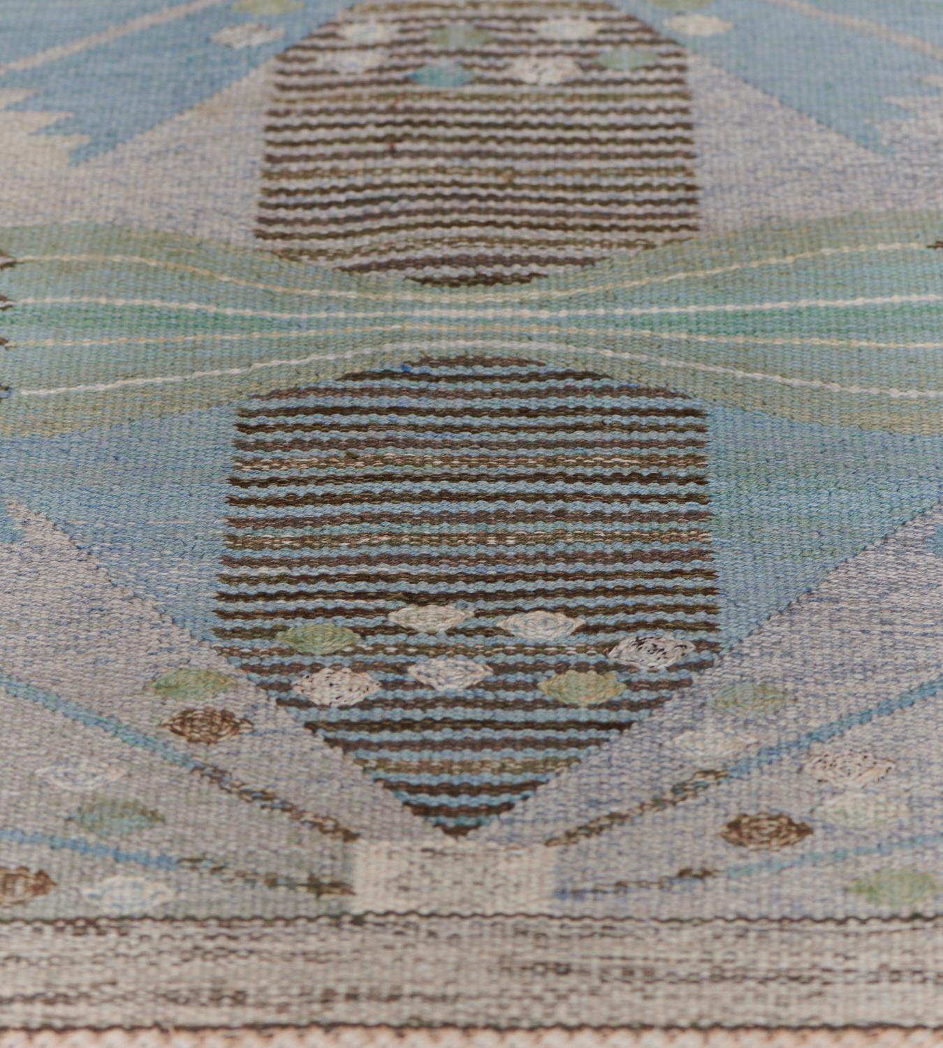 Ein handgewebter schwedischer Gobeläng-Flachgewebe-Teppich mit einzigartigen Designs von Barbro Nilsson für das Studio Märta Måås-Fjetterström aus dem Jahr 1957. Signiert vom Webereistudio, MMF für Märta Måås-Fjetterström und BN für die