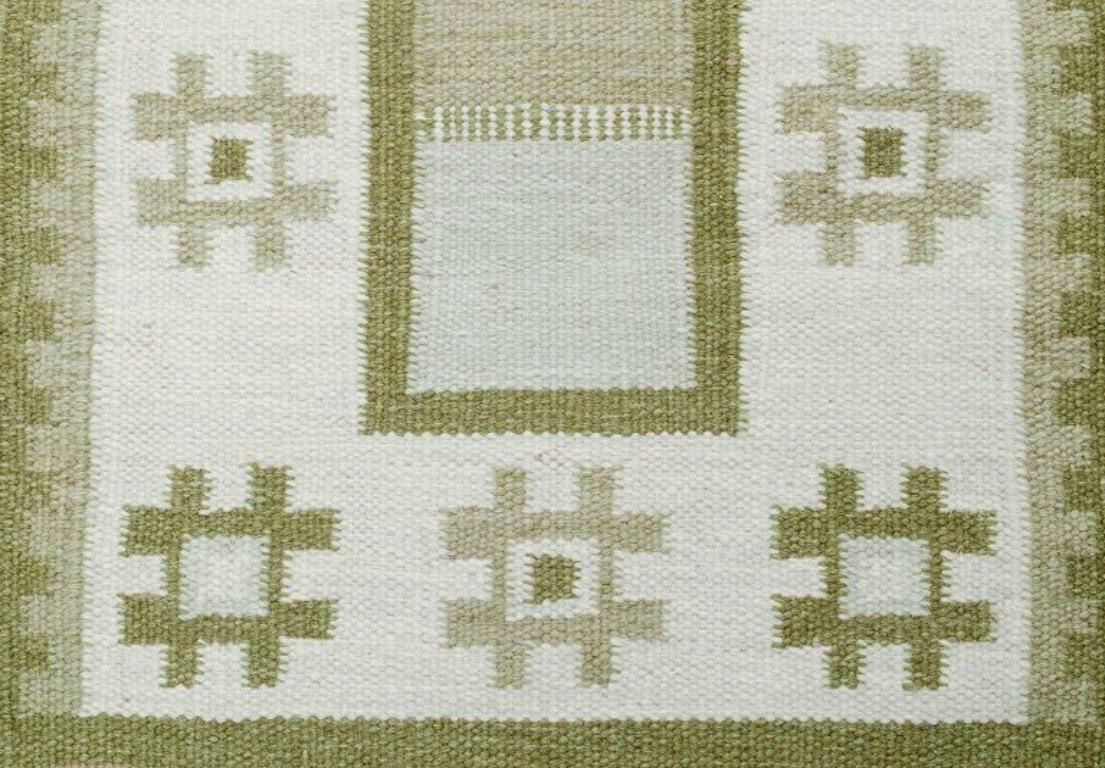 Schwedischer Wollteppich in Rölakan-Technik. Grüne Farben auf weißem Hintergrund. (Skandinavische Moderne) im Angebot