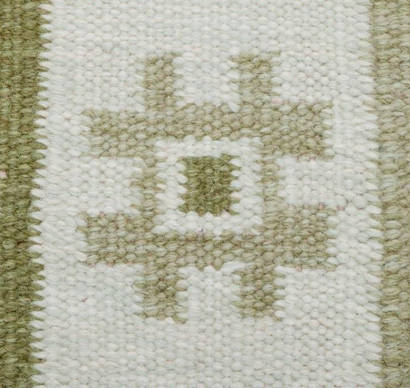 Schwedischer Wollteppich in Rölakan-Technik. Grüne Farben auf weißem Hintergrund. (Ende des 20. Jahrhunderts) im Angebot