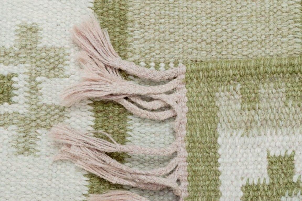 Fin du 20e siècle Tapis en laine de Suède selon la technique Rölakan. Couleurs vertes sur fond blanc. en vente