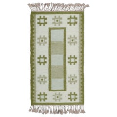 Tapis en laine de Suède selon la technique Rölakan. Couleurs vertes sur fond blanc.
