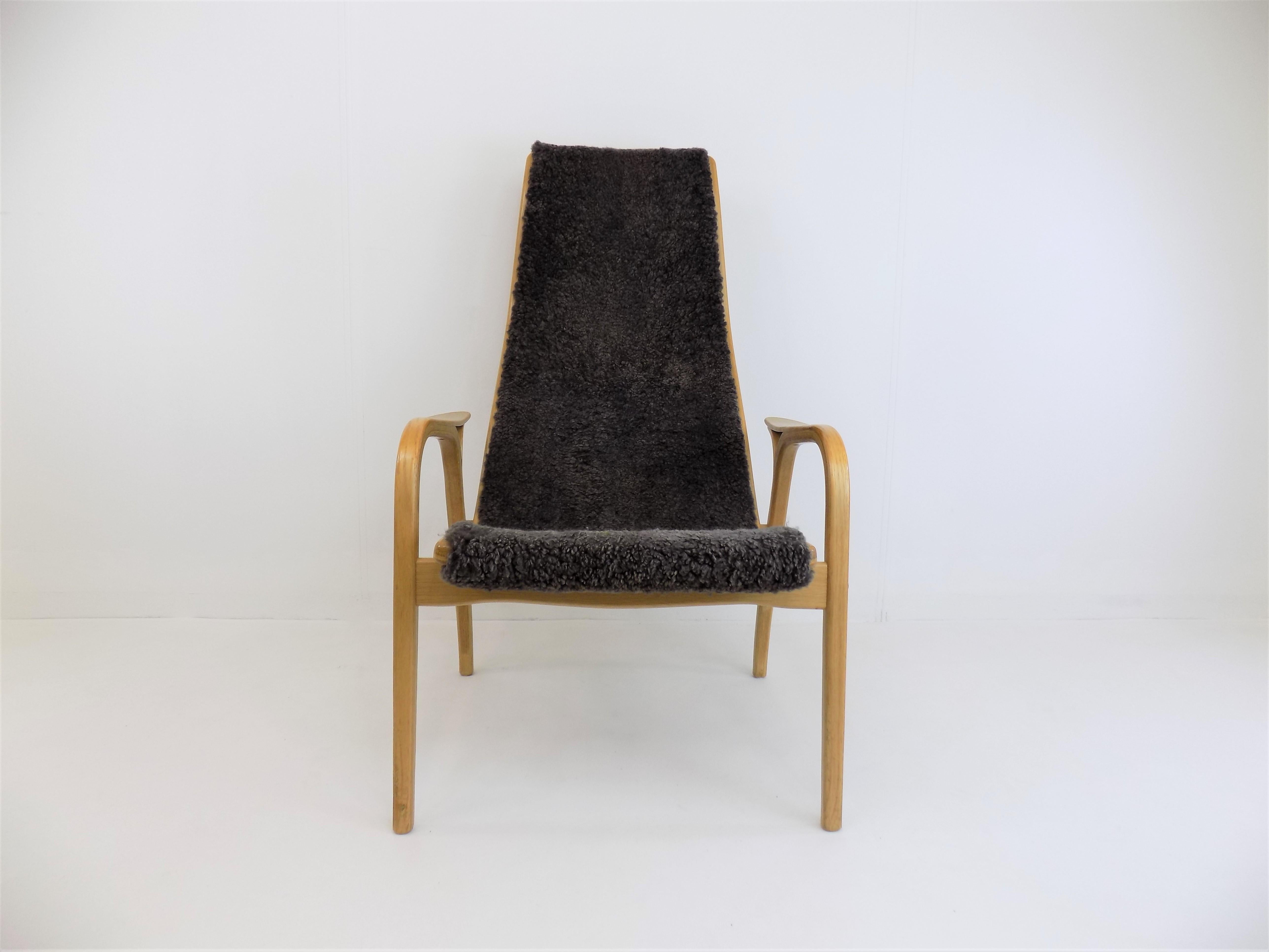 This Lamino lounge chair, which harmonizes beautifully in terms of color, is in very good condition. The gray sheepskin shows hardly any signs of wear, except for a thin spot on a front corner, the wooden frame is flawless and stable.

 

The