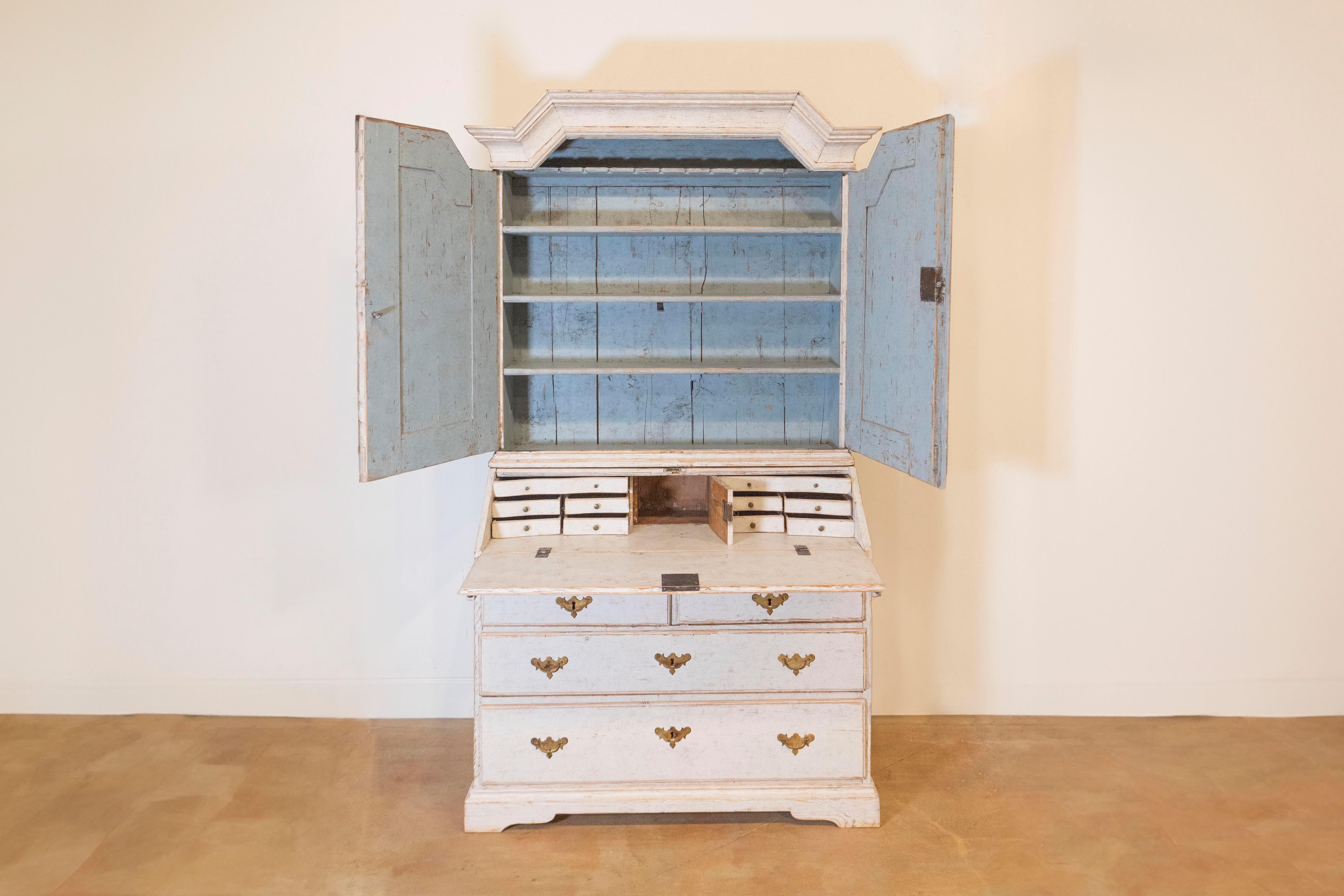Baroque Secrétaire suédois d'époque baroque des années 1770 peint en gris clair avec table à rabat sur le devant en vente