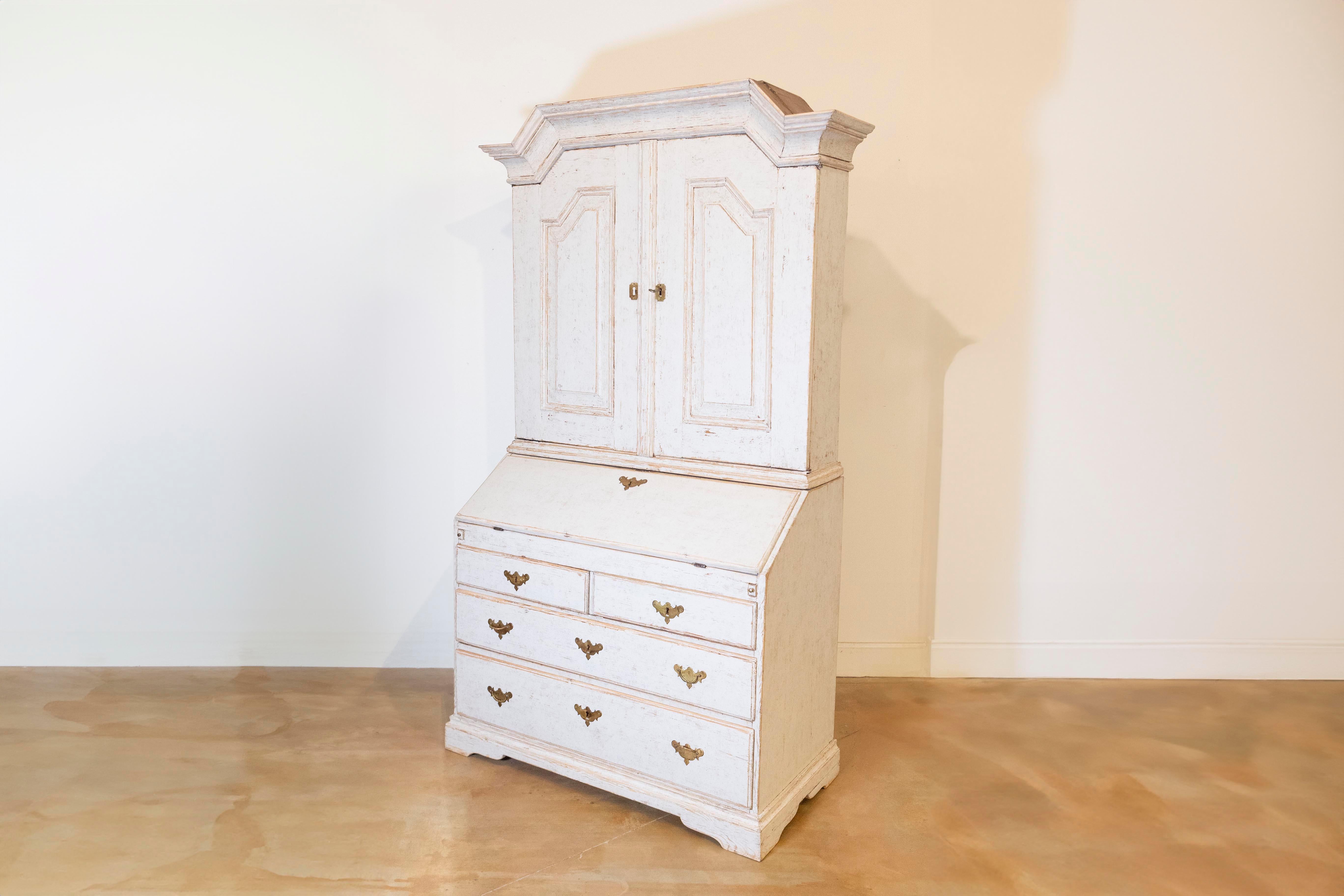 Suédois Secrétaire suédois d'époque baroque des années 1770 peint en gris clair avec table à rabat sur le devant en vente