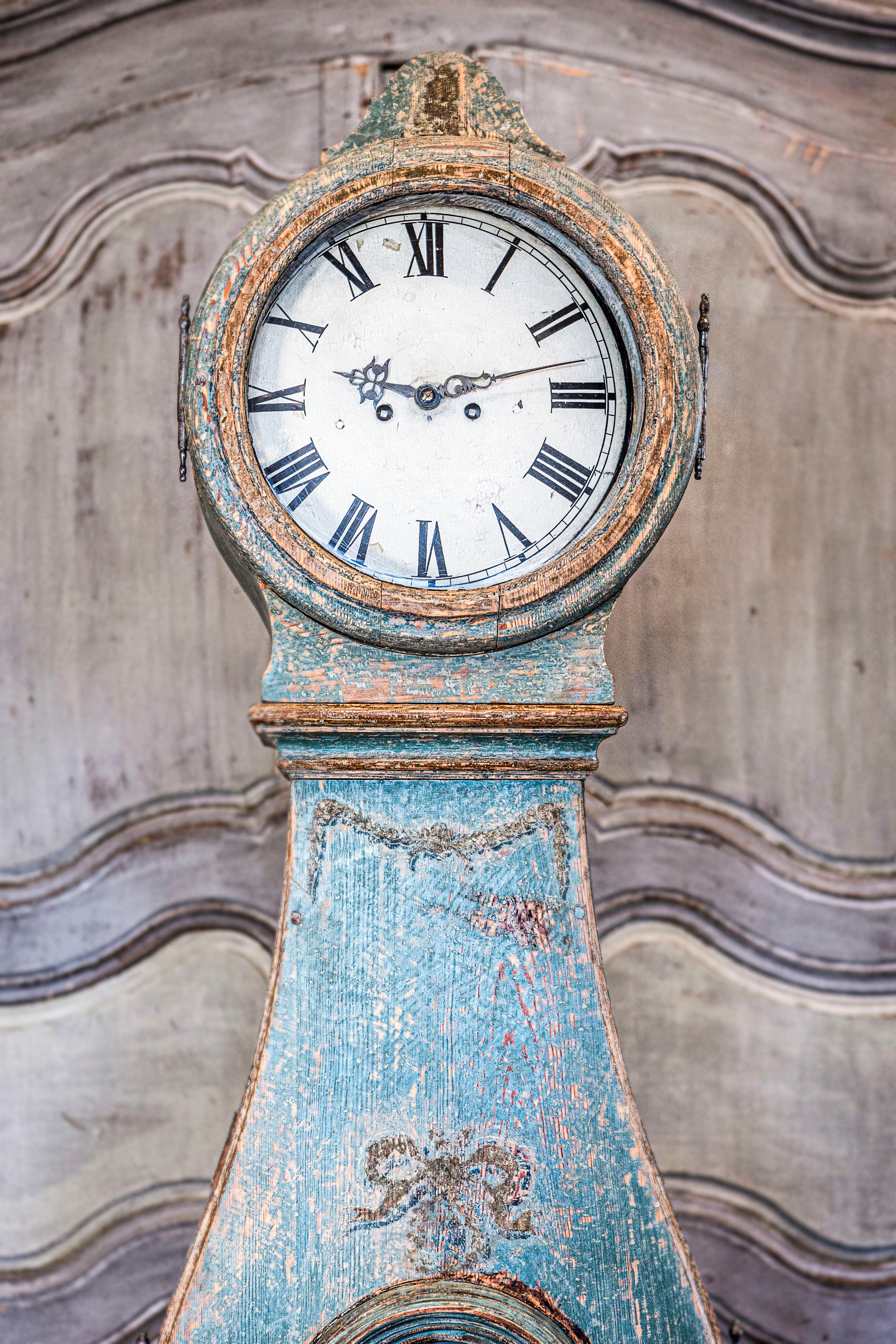 Carved Swedish 1770s Rococo Period Mora Clock with Hand-Painted Swag and Ribbon Motifs For Sale