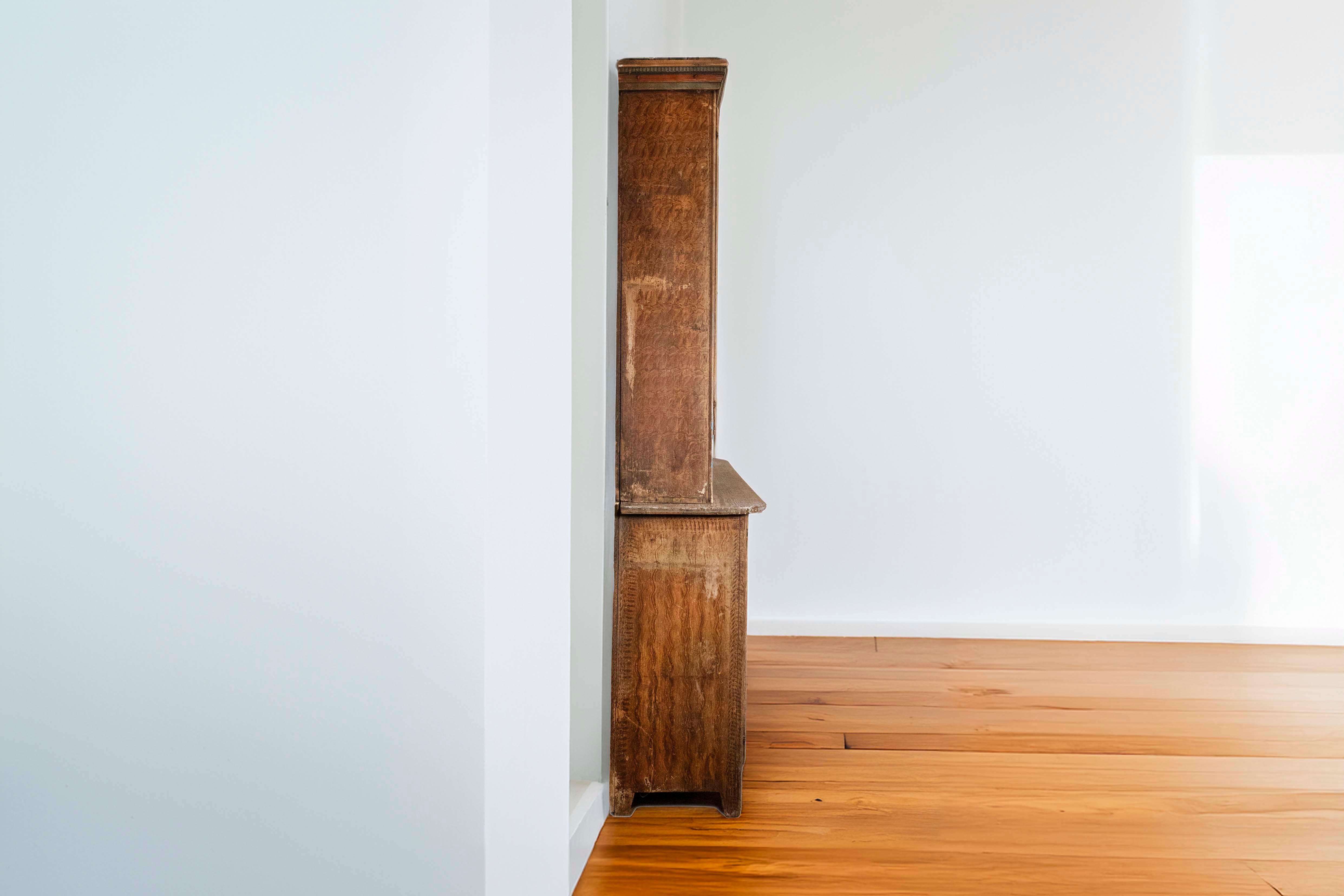 Schwedischer zweiteiliger Hochschrank aus der gustavianischen Zeit um 1780 mit Originalbemalung im Angebot 3