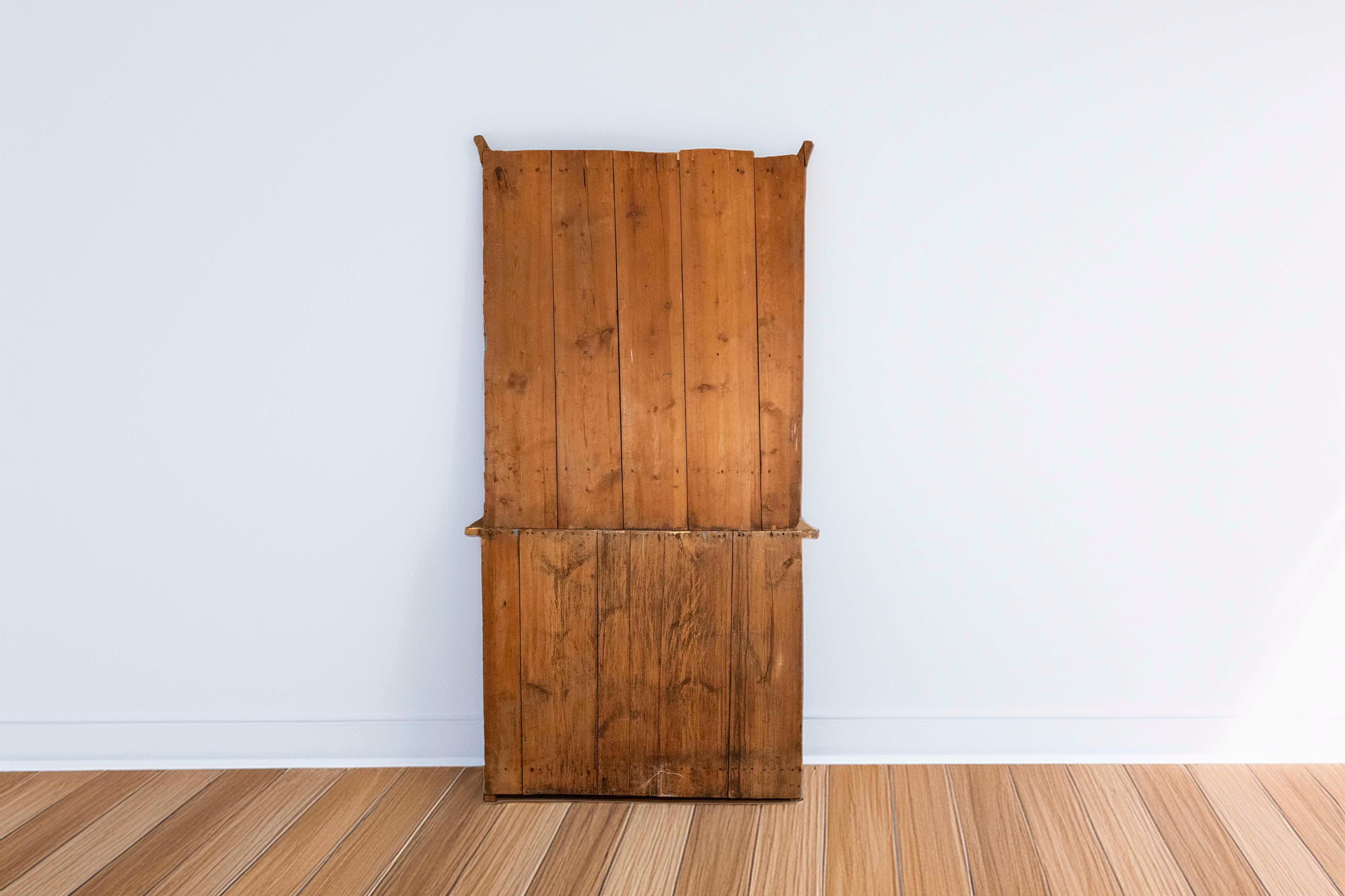 Schwedischer zweiteiliger Hochschrank aus der gustavianischen Zeit um 1780 mit Originalbemalung im Angebot 4