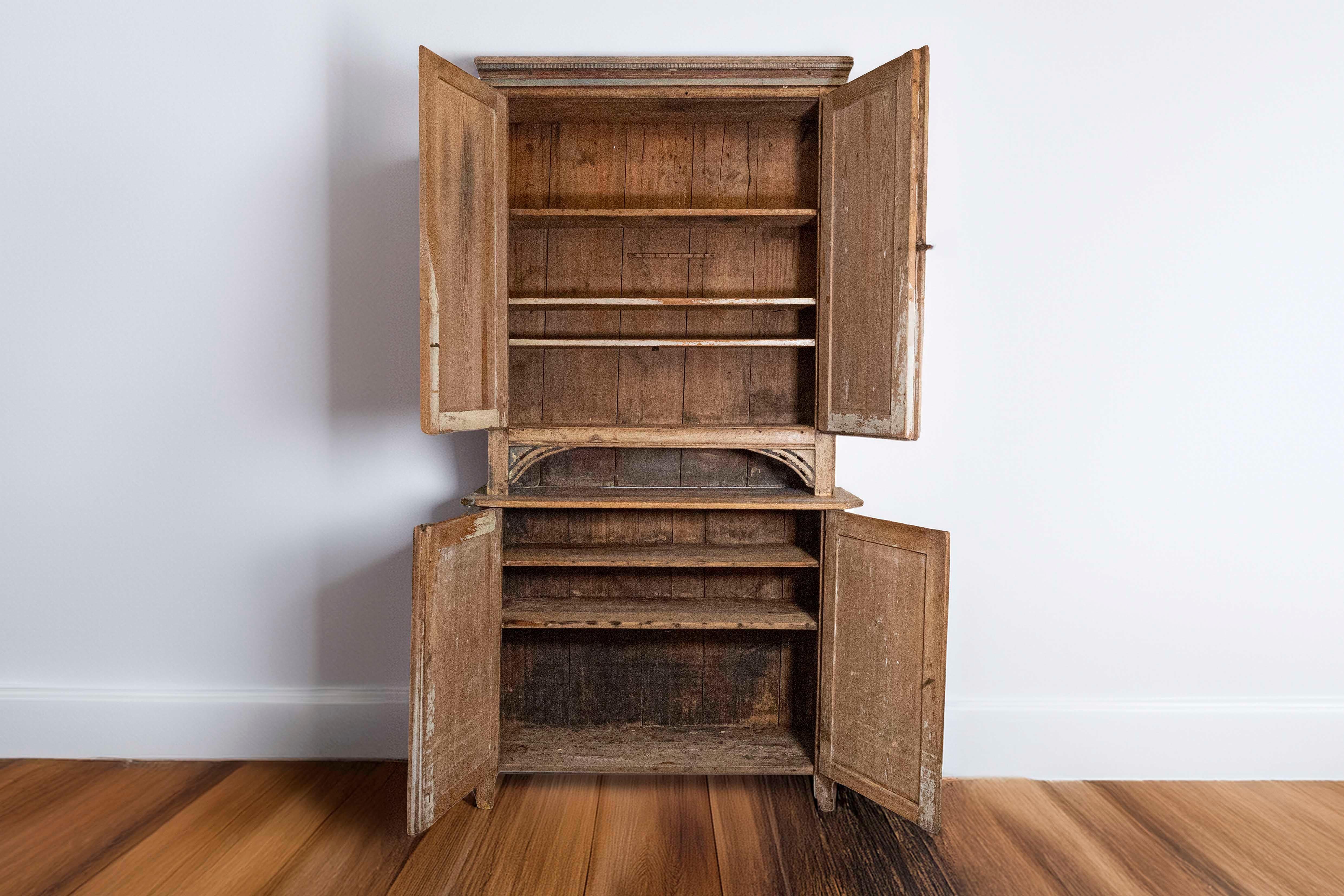 Schwedischer zweiteiliger Hochschrank aus der gustavianischen Zeit um 1780 mit Originalbemalung (Gustavianisch) im Angebot