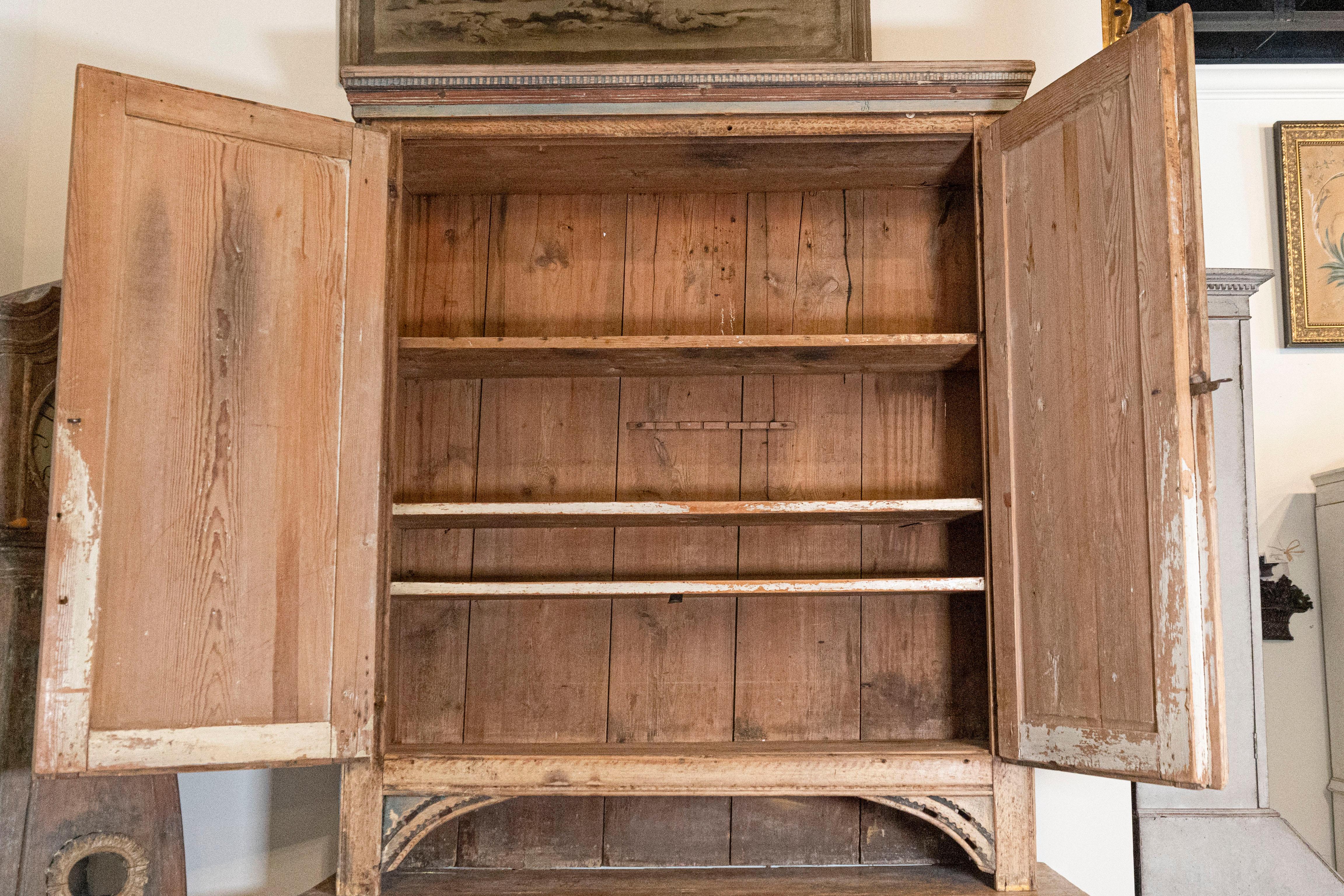Schwedischer zweiteiliger Hochschrank aus der gustavianischen Zeit um 1780 mit Originalbemalung (Geschnitzt) im Angebot