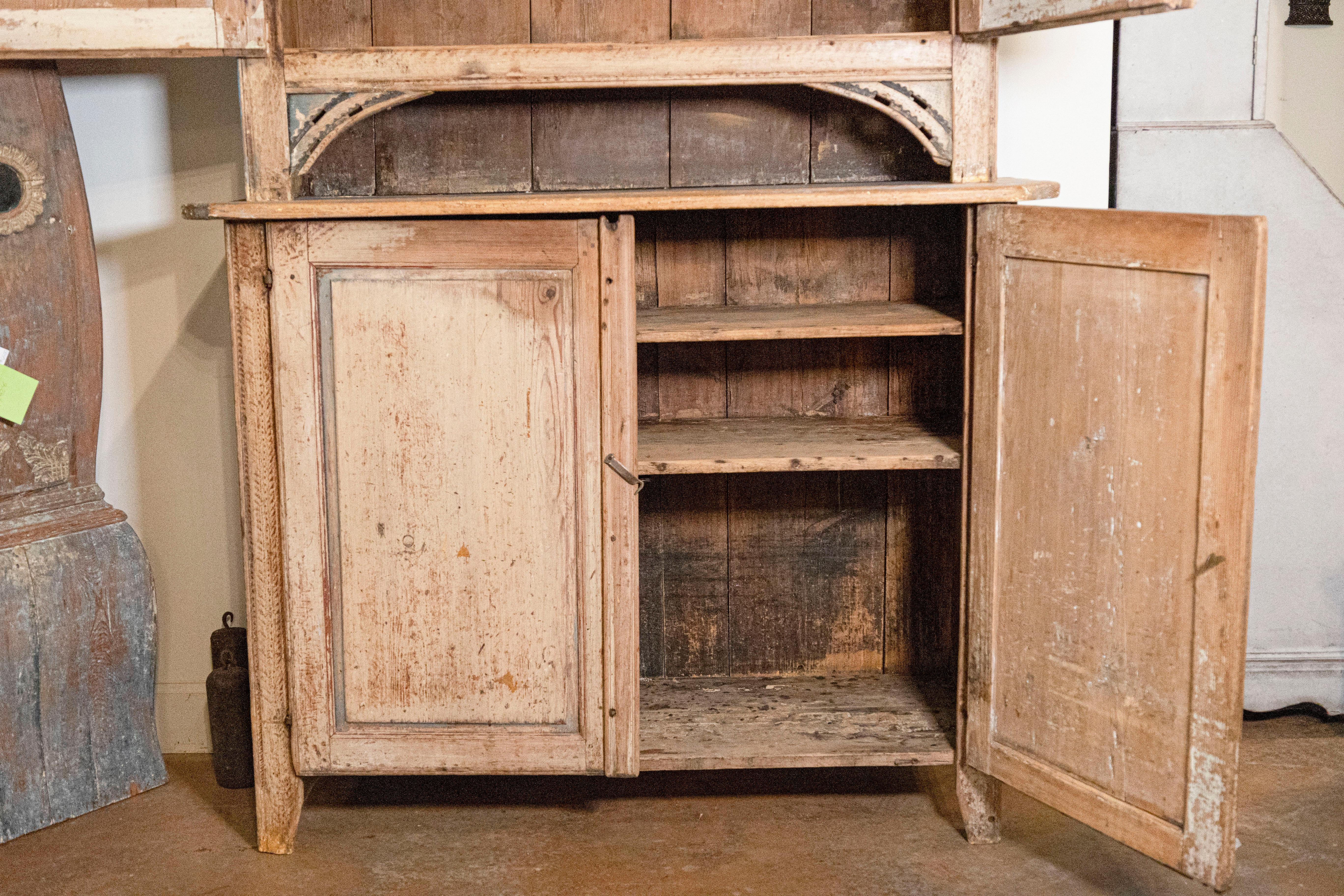 Schwedischer zweiteiliger Hochschrank aus der gustavianischen Zeit um 1780 mit Originalbemalung im Zustand „Gut“ im Angebot in Atlanta, GA