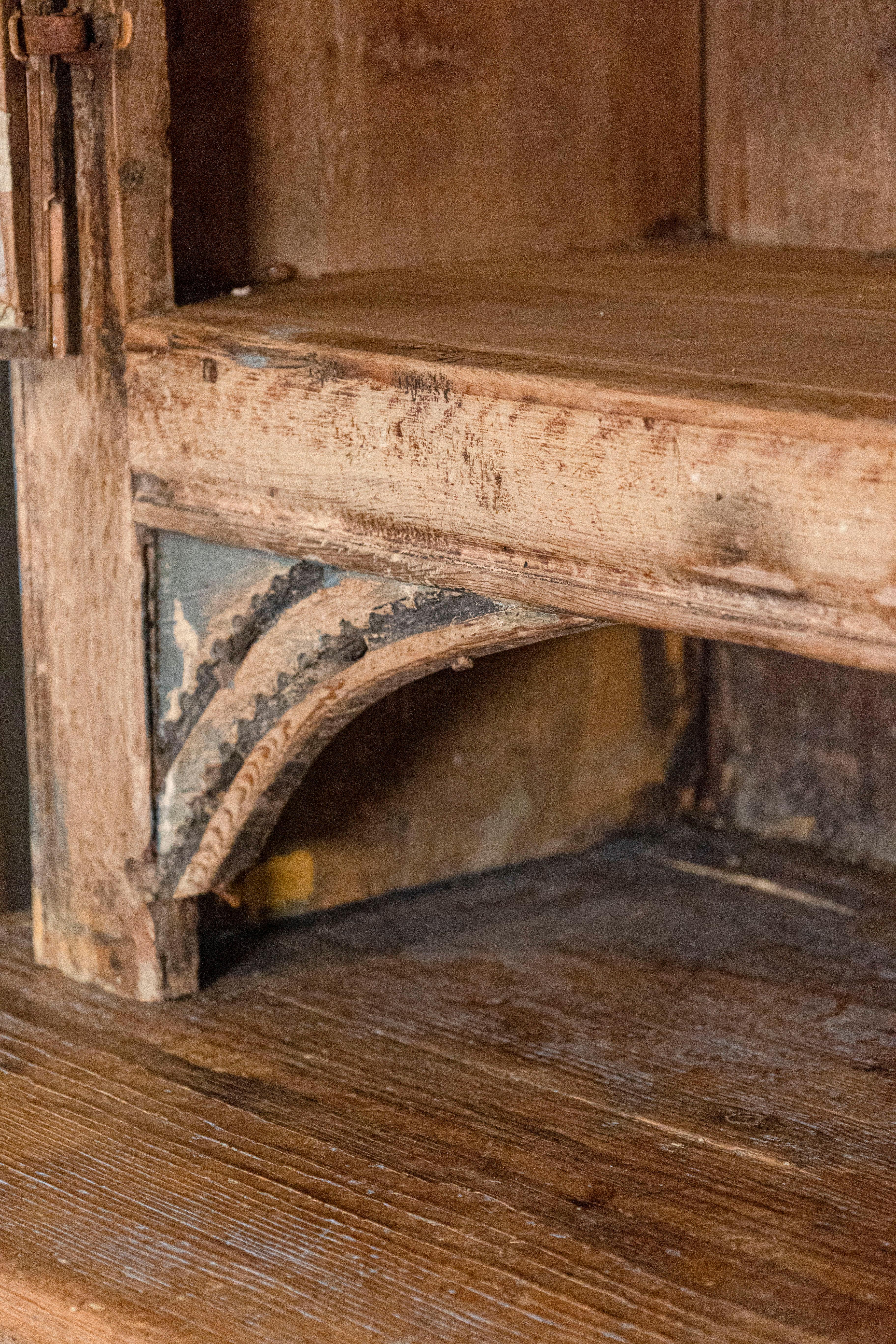 Schwedischer zweiteiliger Hochschrank aus der gustavianischen Zeit um 1780 mit Originalbemalung (18. Jahrhundert) im Angebot