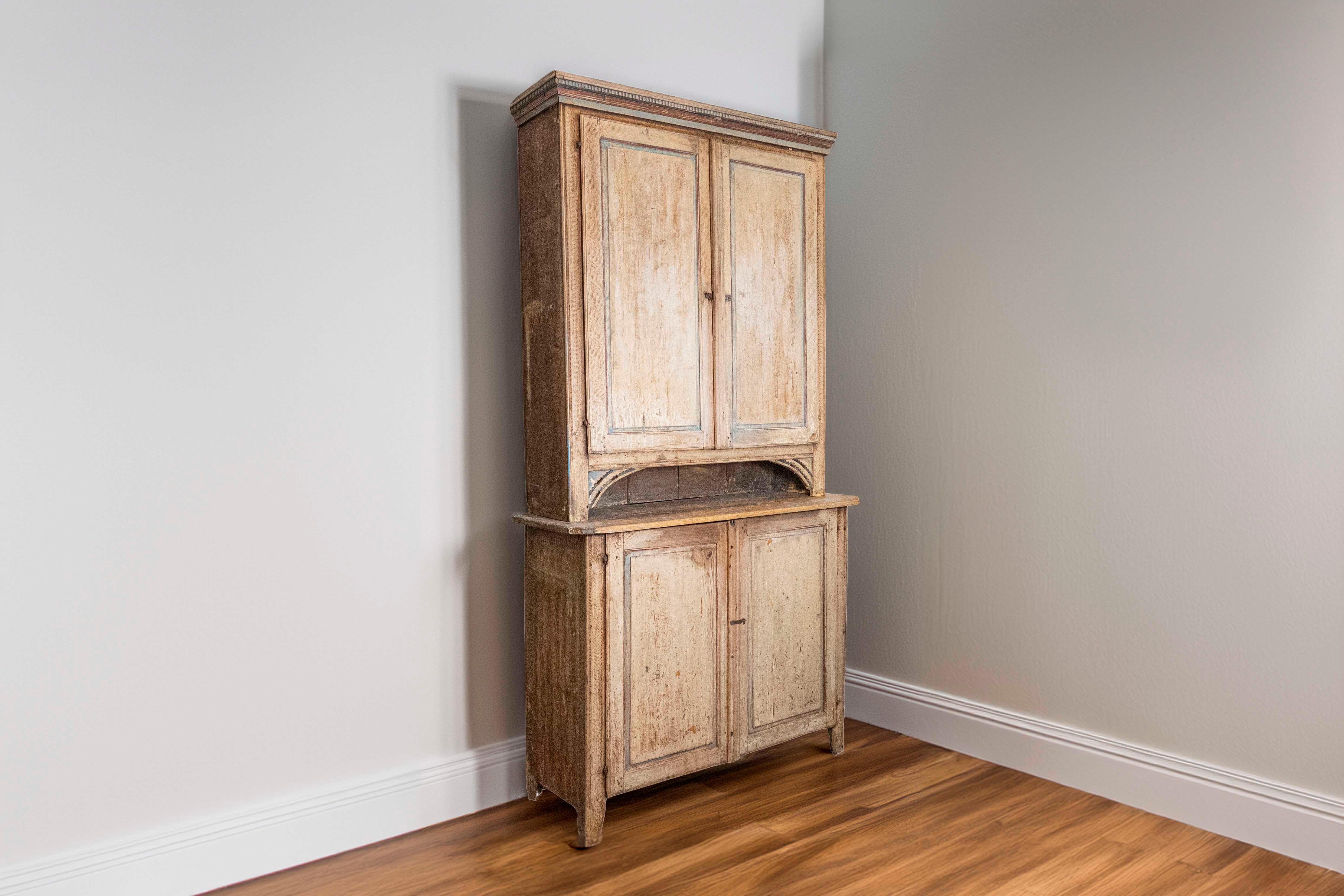 Schwedischer zweiteiliger Hochschrank aus der gustavianischen Zeit um 1780 mit Originalbemalung im Angebot 2