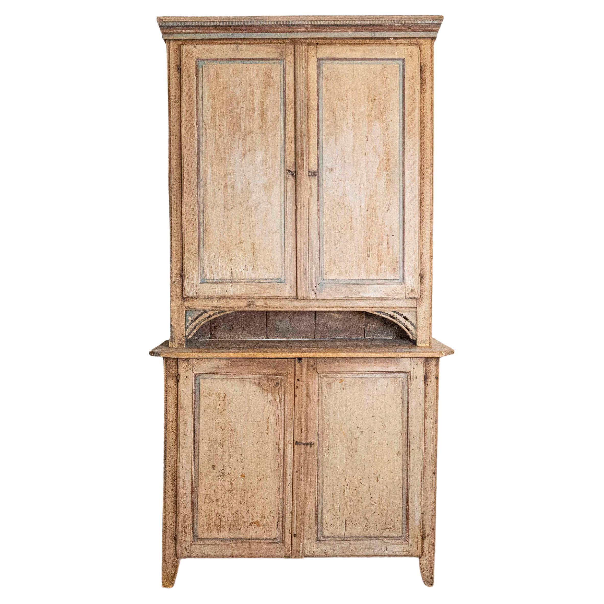 Armoire haute en deux parties d'époque gustavienne suédoise des années 1780 avec peinture d'origine