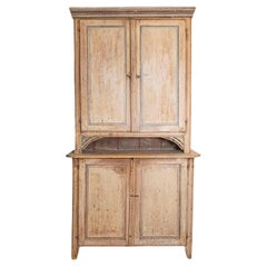 Armoire haute en deux parties d'époque gustavienne suédoise des années 1780 avec peinture d'origine