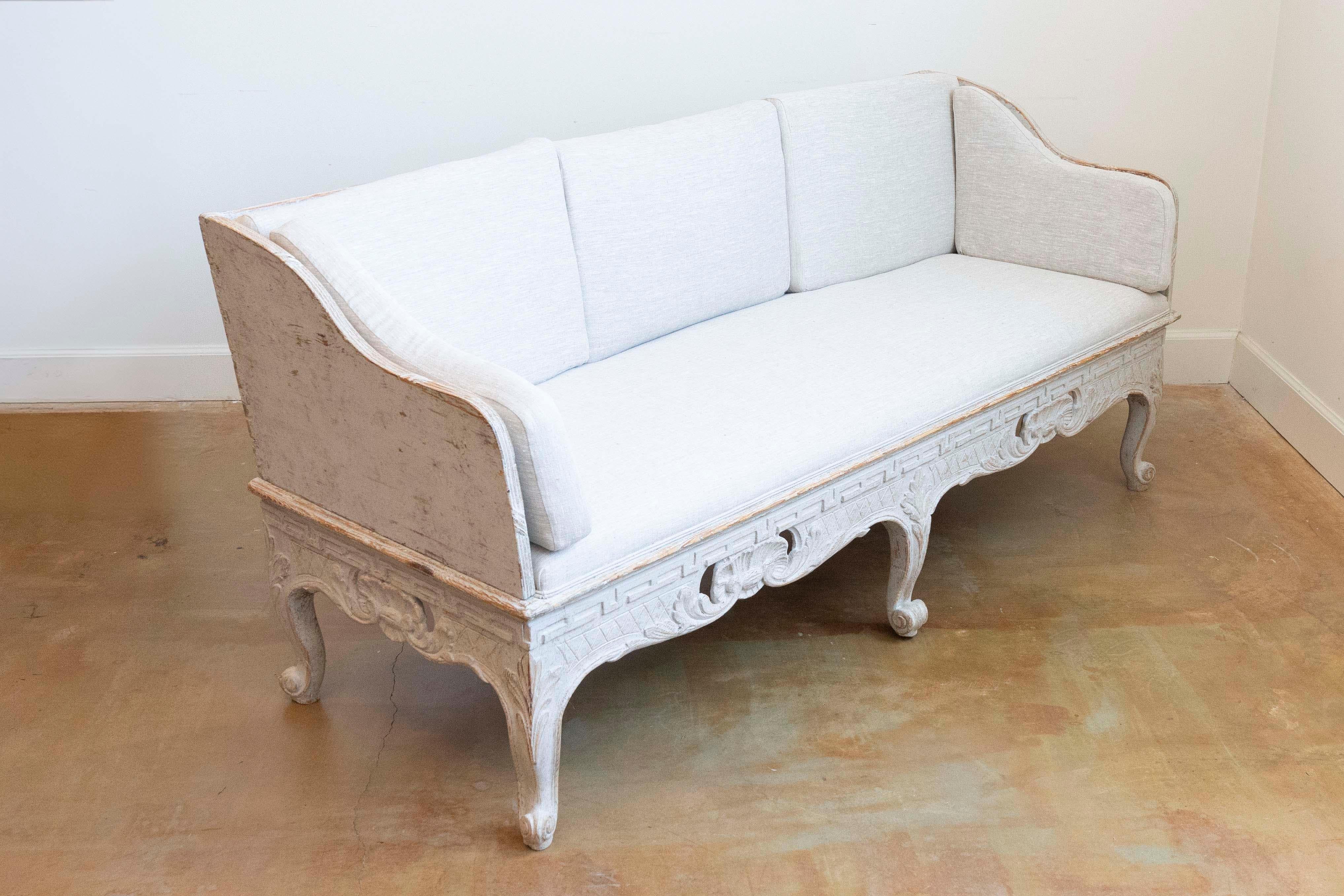 Swedish 1780s Rococo Painted Trågsoffa with Carved Apron and Upholstery In Good Condition For Sale In Atlanta, GA