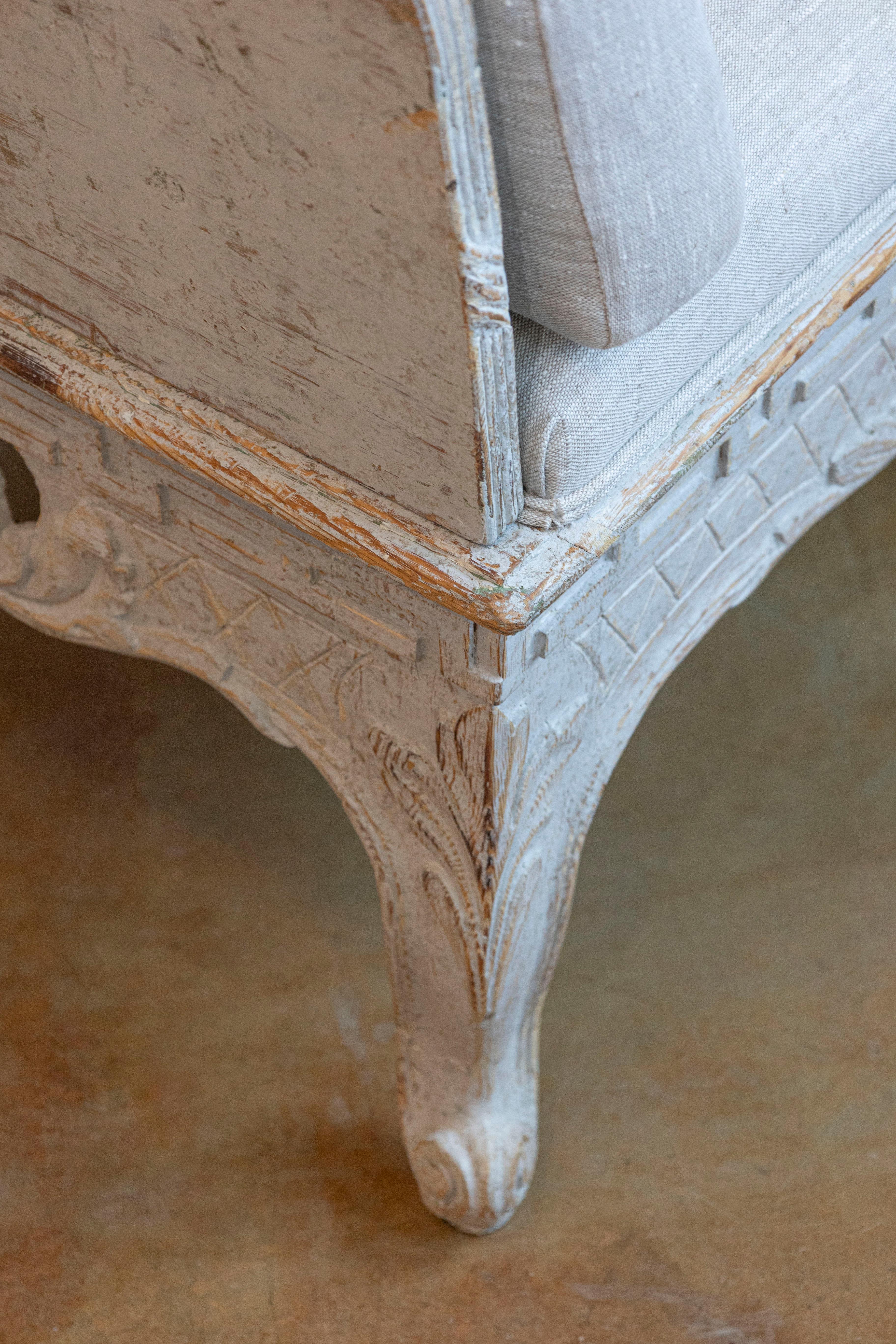 18th Century Swedish 1780s Rococo Painted Trågsoffa with Carved Apron and Upholstery For Sale